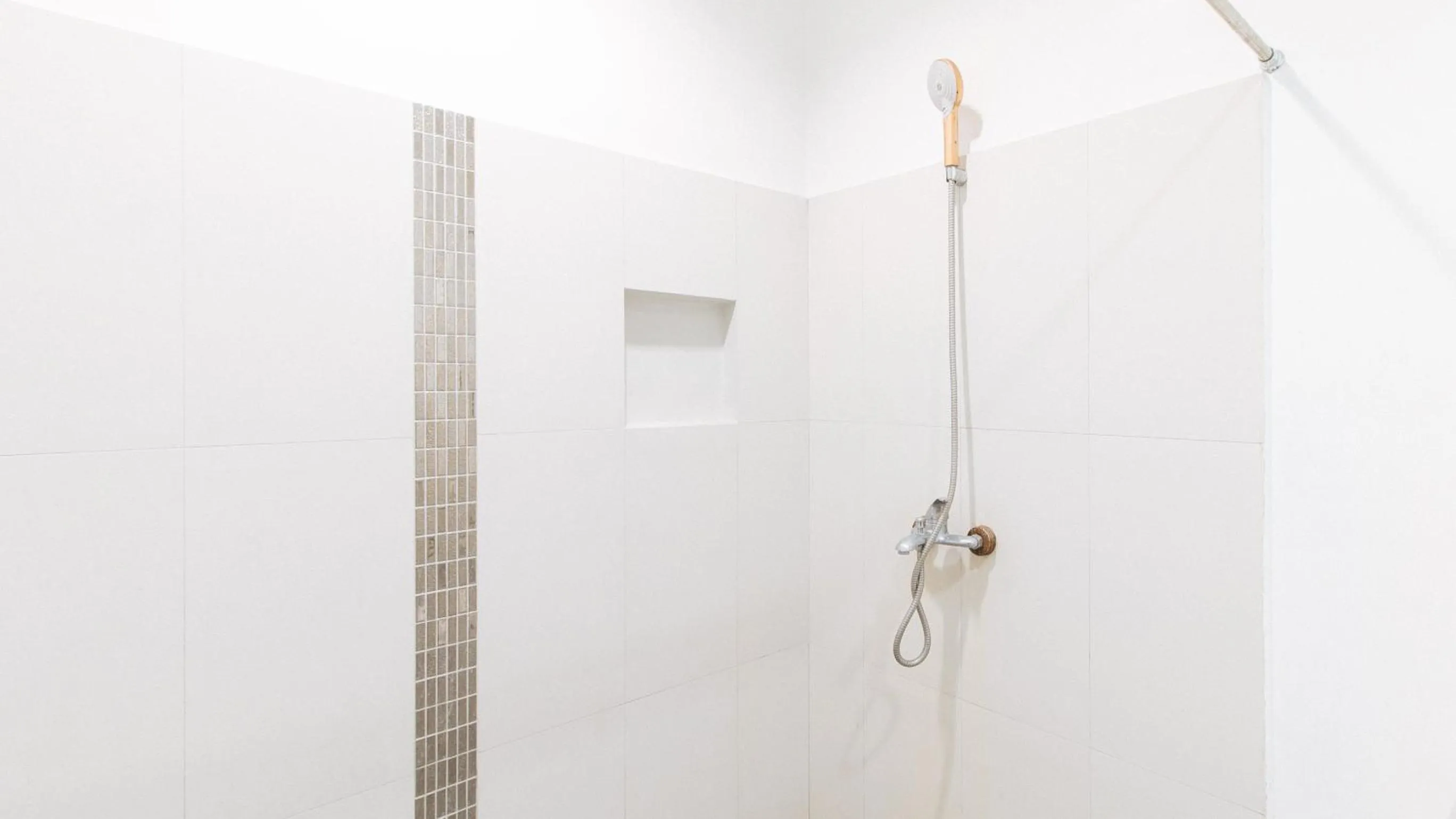 Shower in RedDoorz @ EL Highway Hotel Bulacan