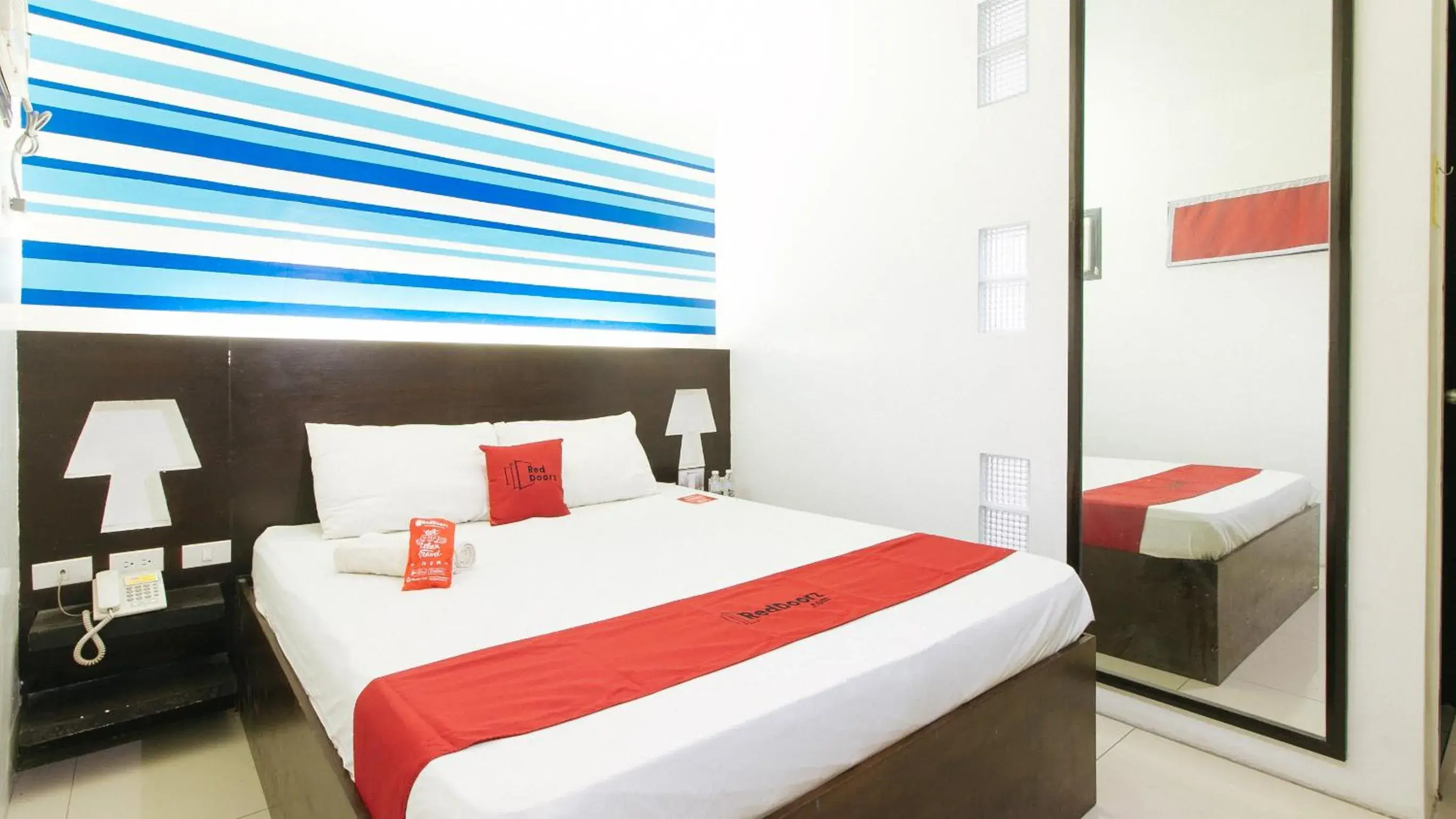 Standard Double Room in RedDoorz @ EL Highway Hotel Bulacan Standard Double Room in RedDoorz @ EL Highway Hotel Bulacan
