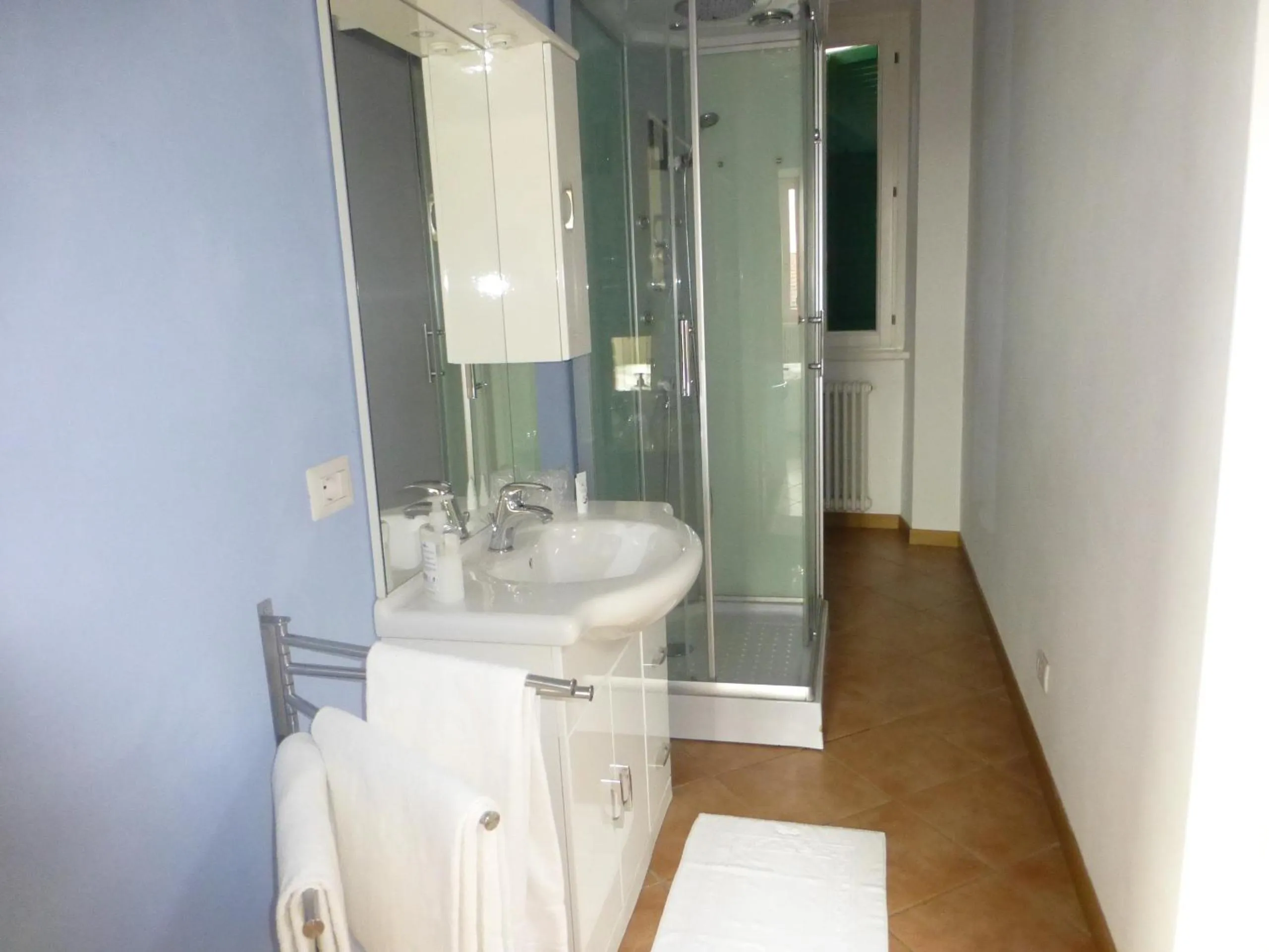 Shower in Caffè del Viaggiatore