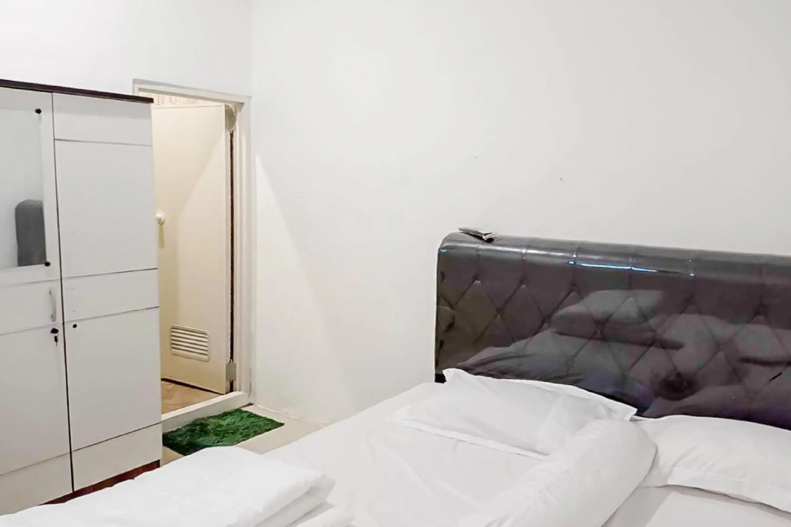 Bed in Agnes Residence near Blok M Mitra RedDoorz Bed in Agnes Residence near Blok M Mitra RedDoorz