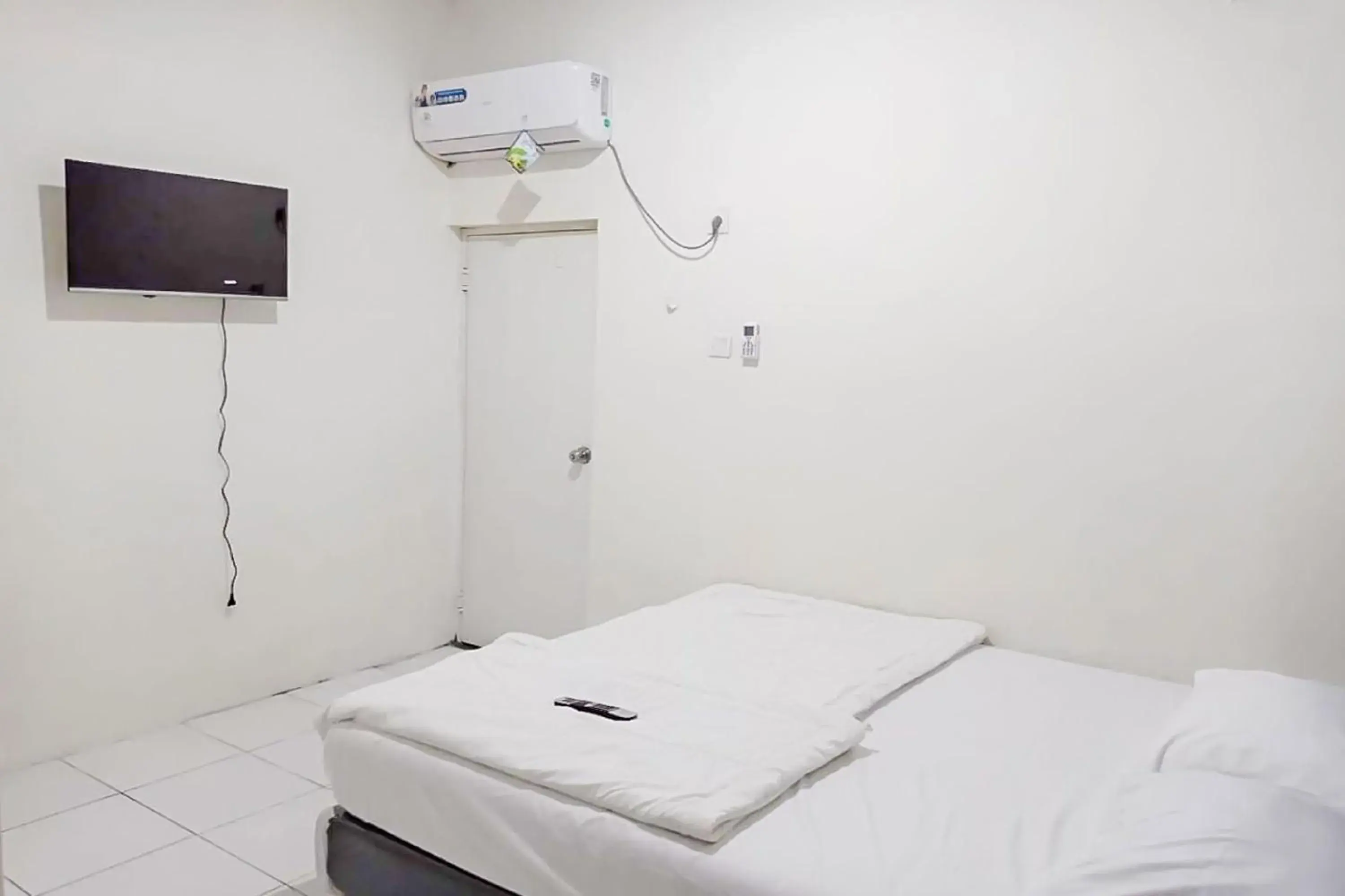 Bed in Agnes Residence near Blok M Mitra RedDoorz Bed in Agnes Residence near Blok M Mitra RedDoorz