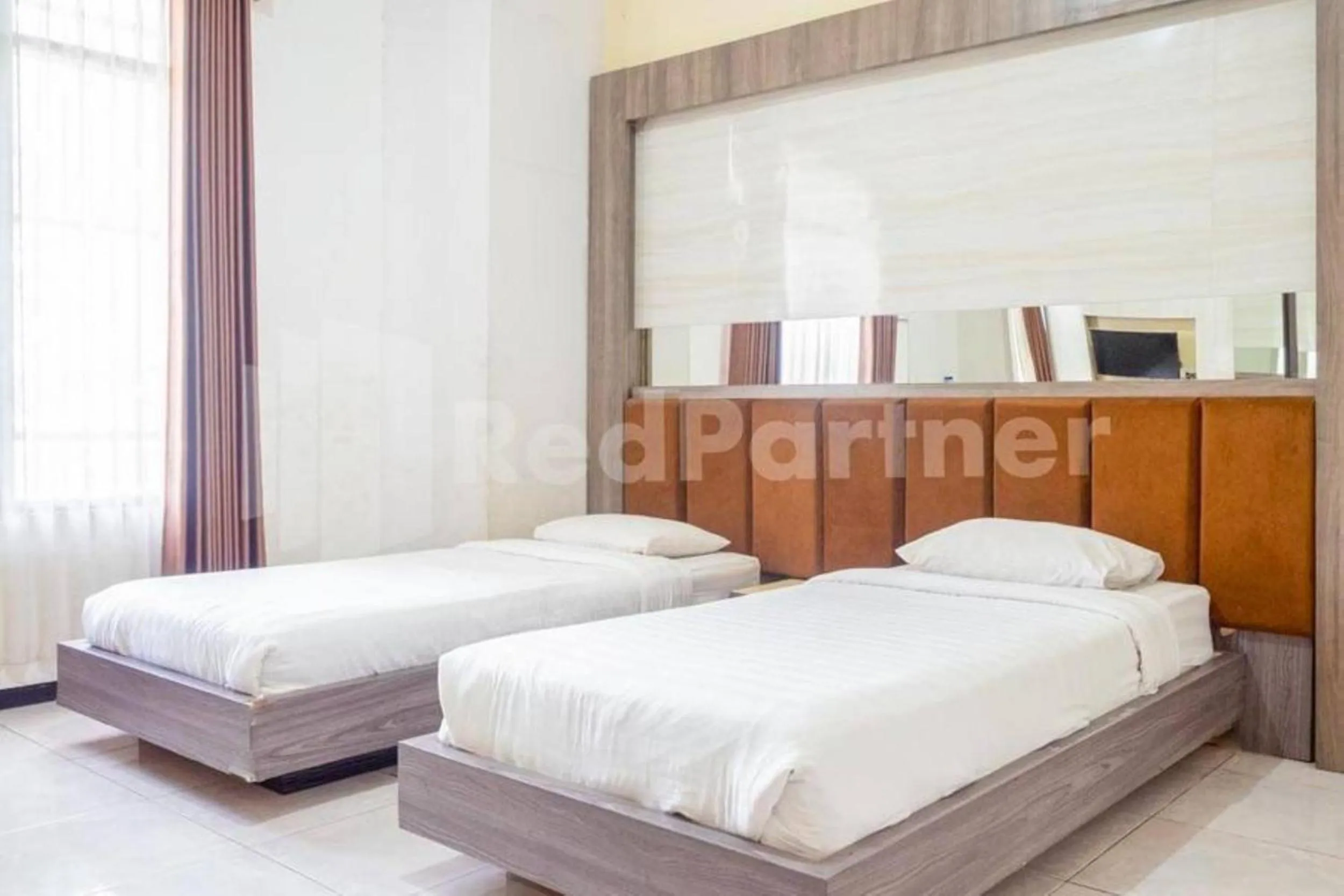 Bed in My Hommy Homestay Mitra RedDoorz