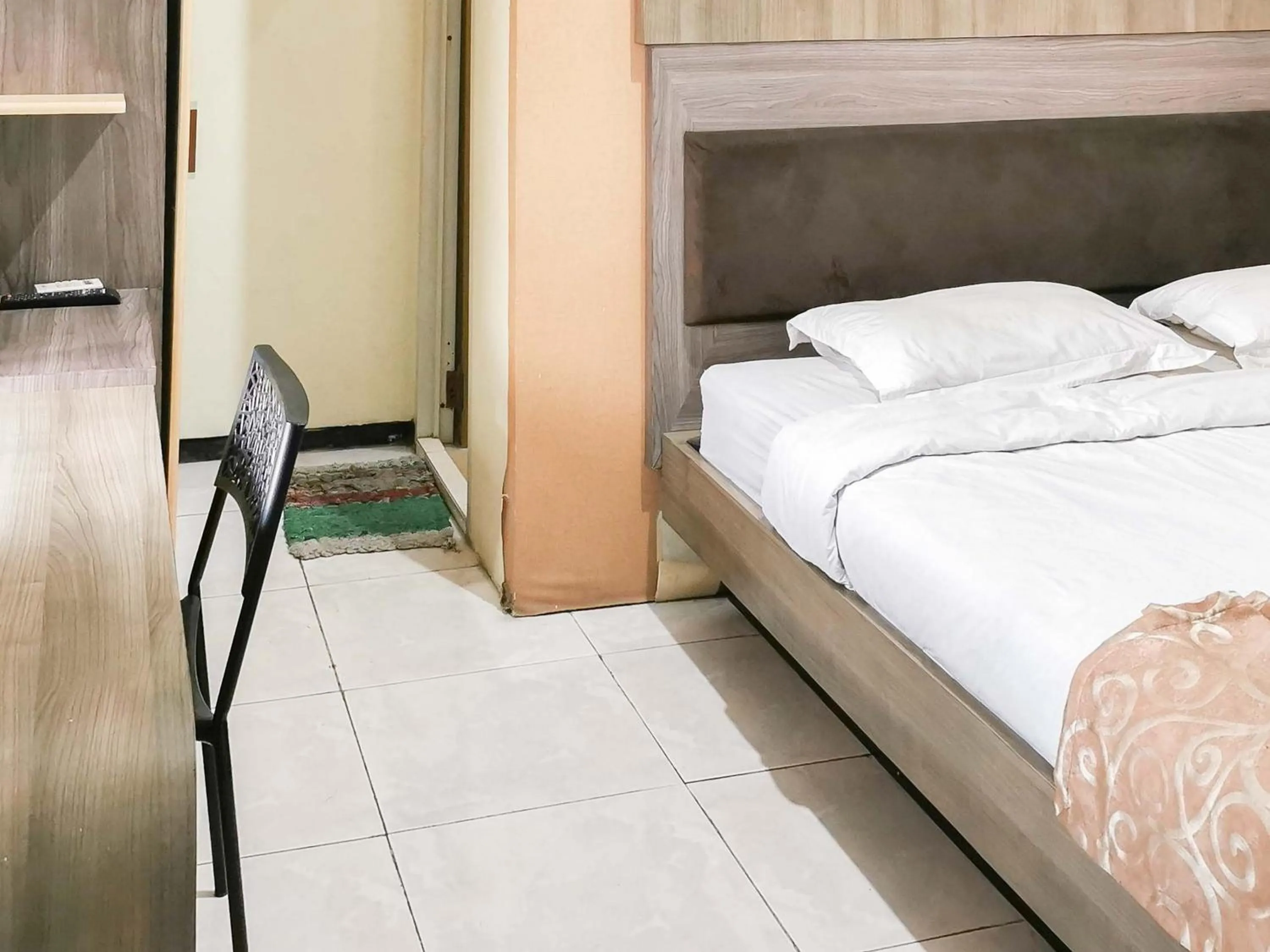 Bathroom, Bed in My Hommy Homestay Mitra RedDoorz