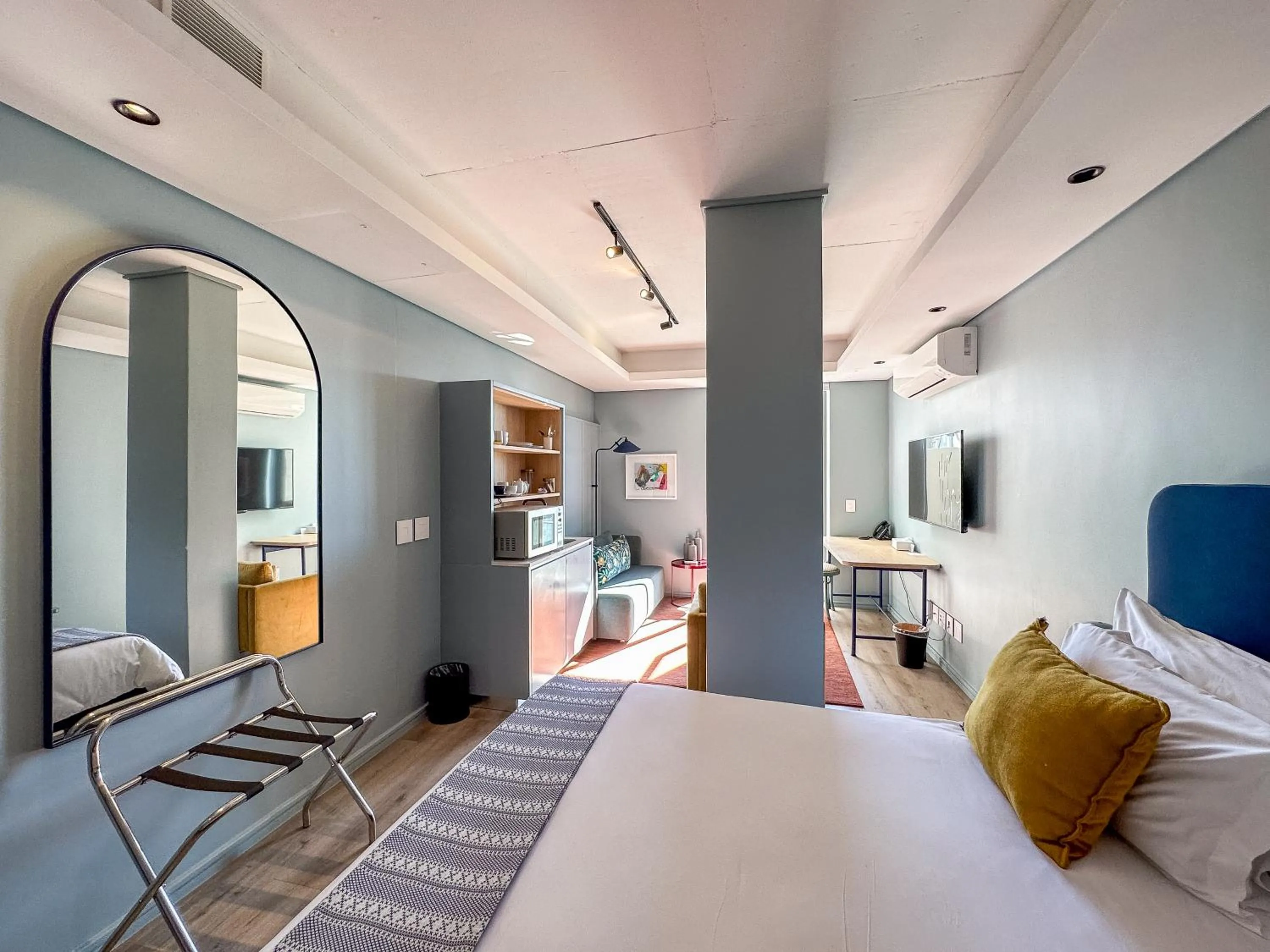 Photo of the whole room, Bed in Home Suite Hotels De Waterkant