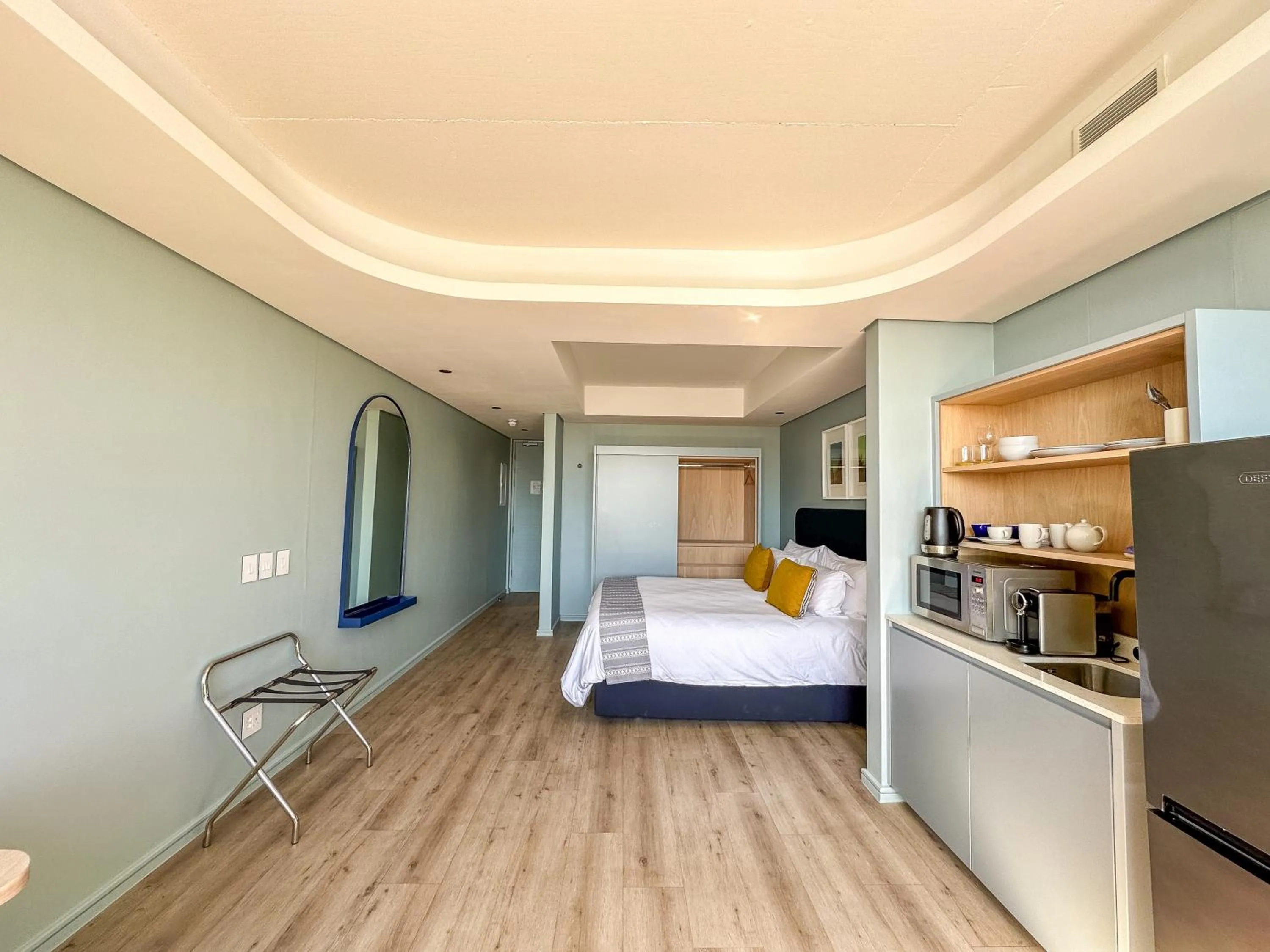 Photo of the whole room, Bed in Home Suite Hotels De Waterkant