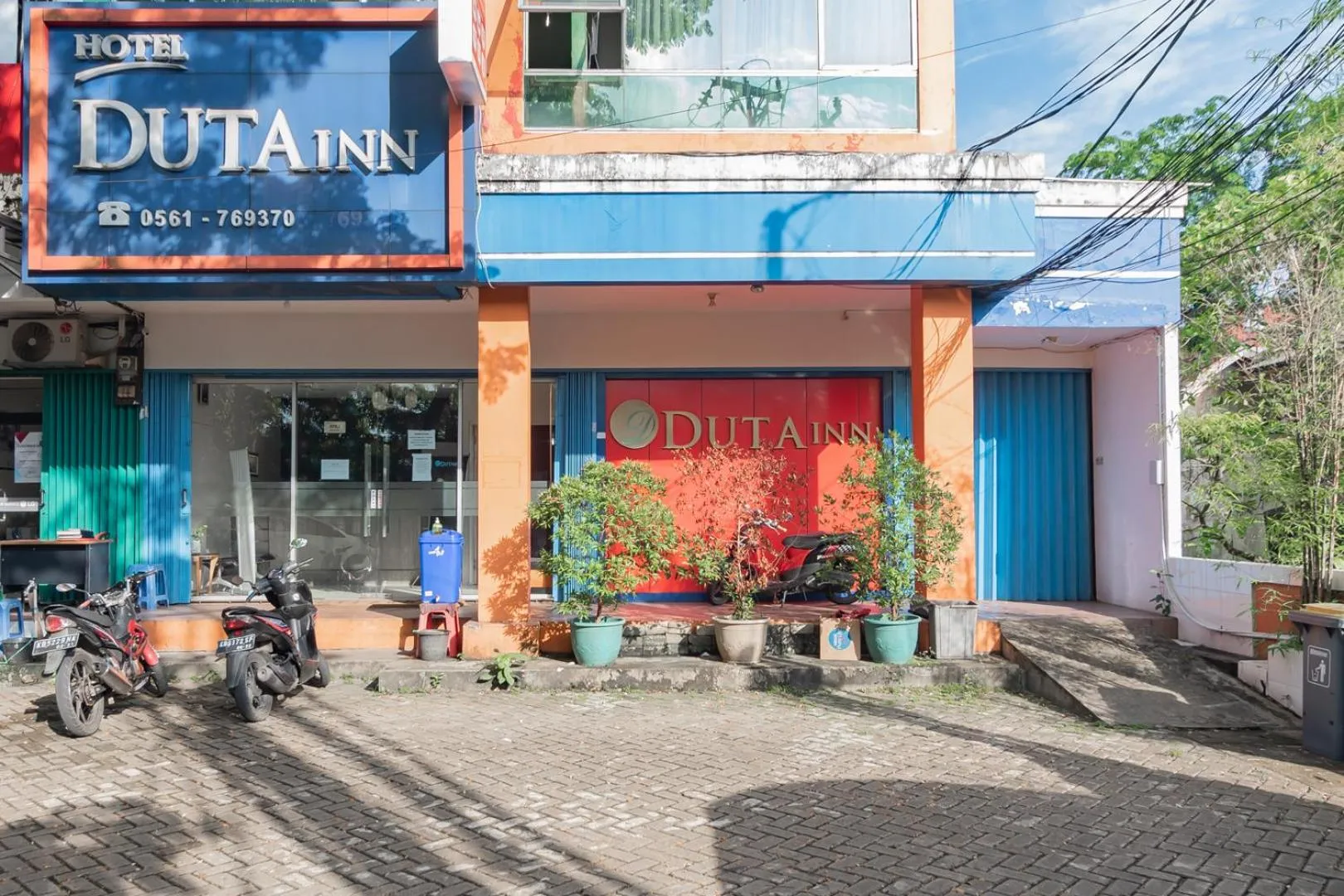 Facade/entrance in RedDoorz @ Komplek Pontianak Mall