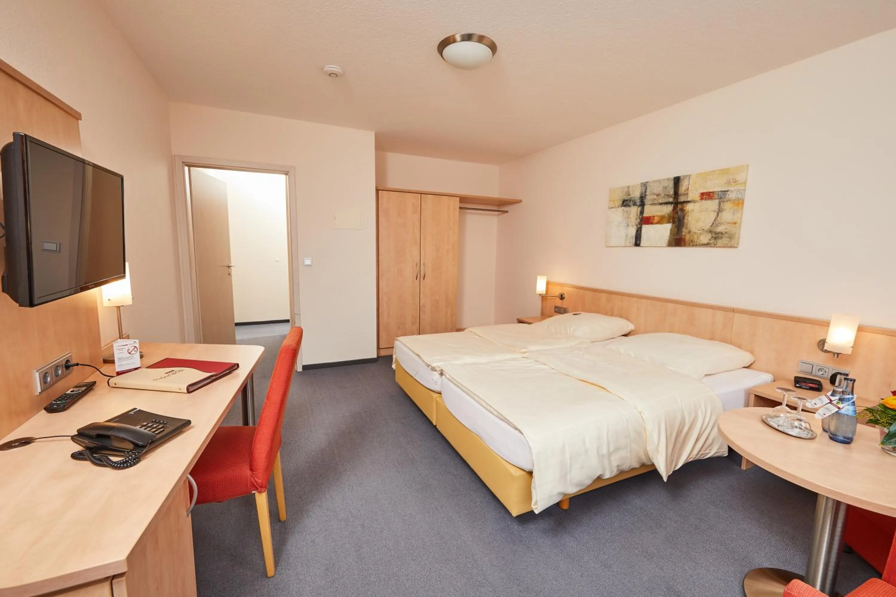 Bed in Hotel Filderland-Stuttgart Messe Airport - Free Parking