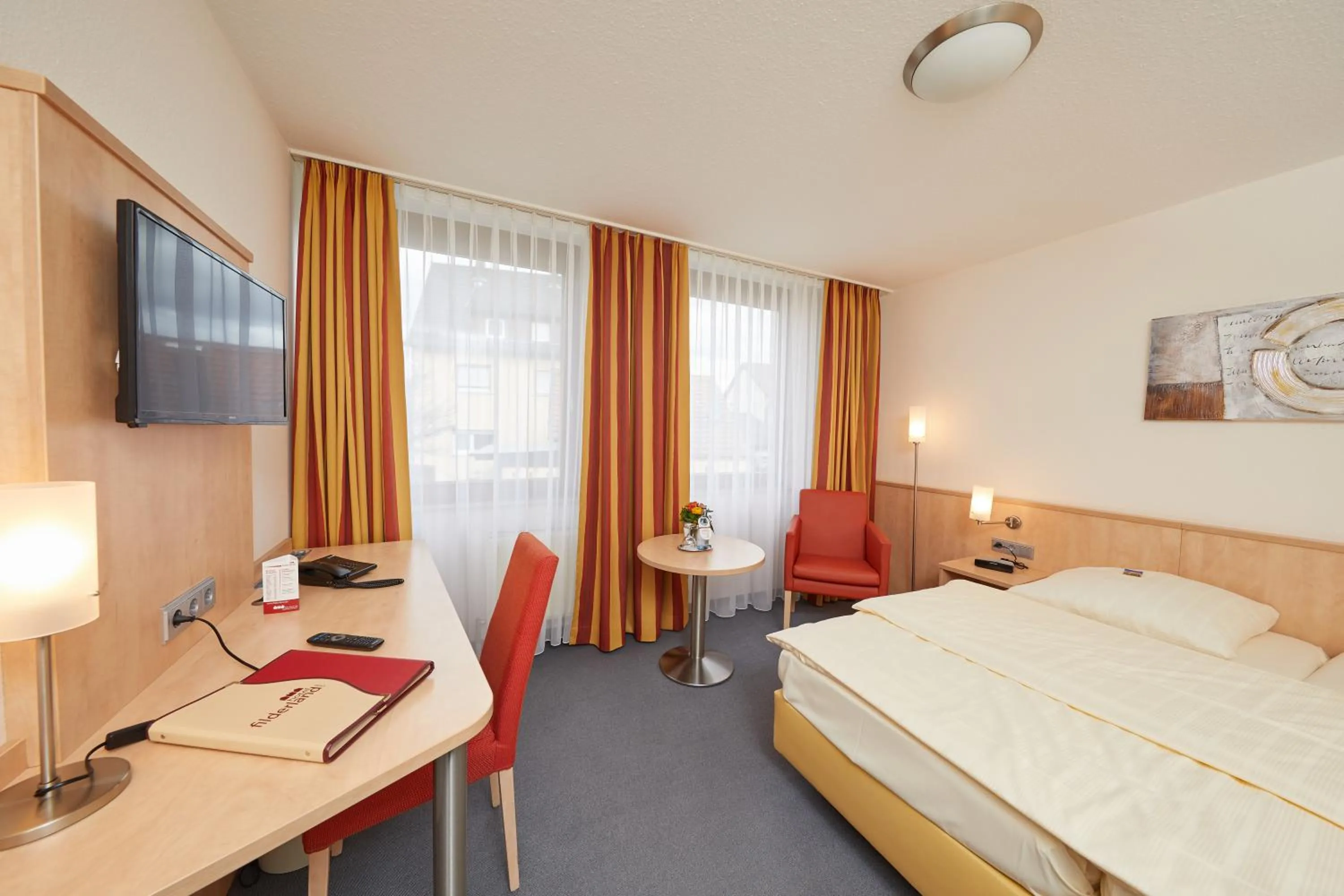 Bed in Hotel Filderland-Stuttgart Messe Airport - Free Parking