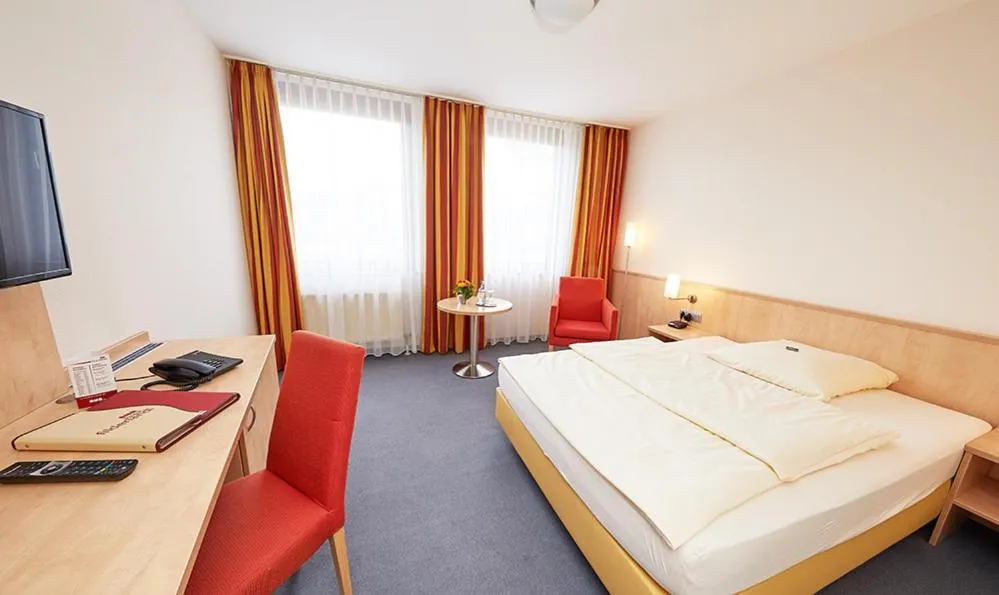 Bed in Hotel Filderland-Stuttgart Messe Airport - Free Parking