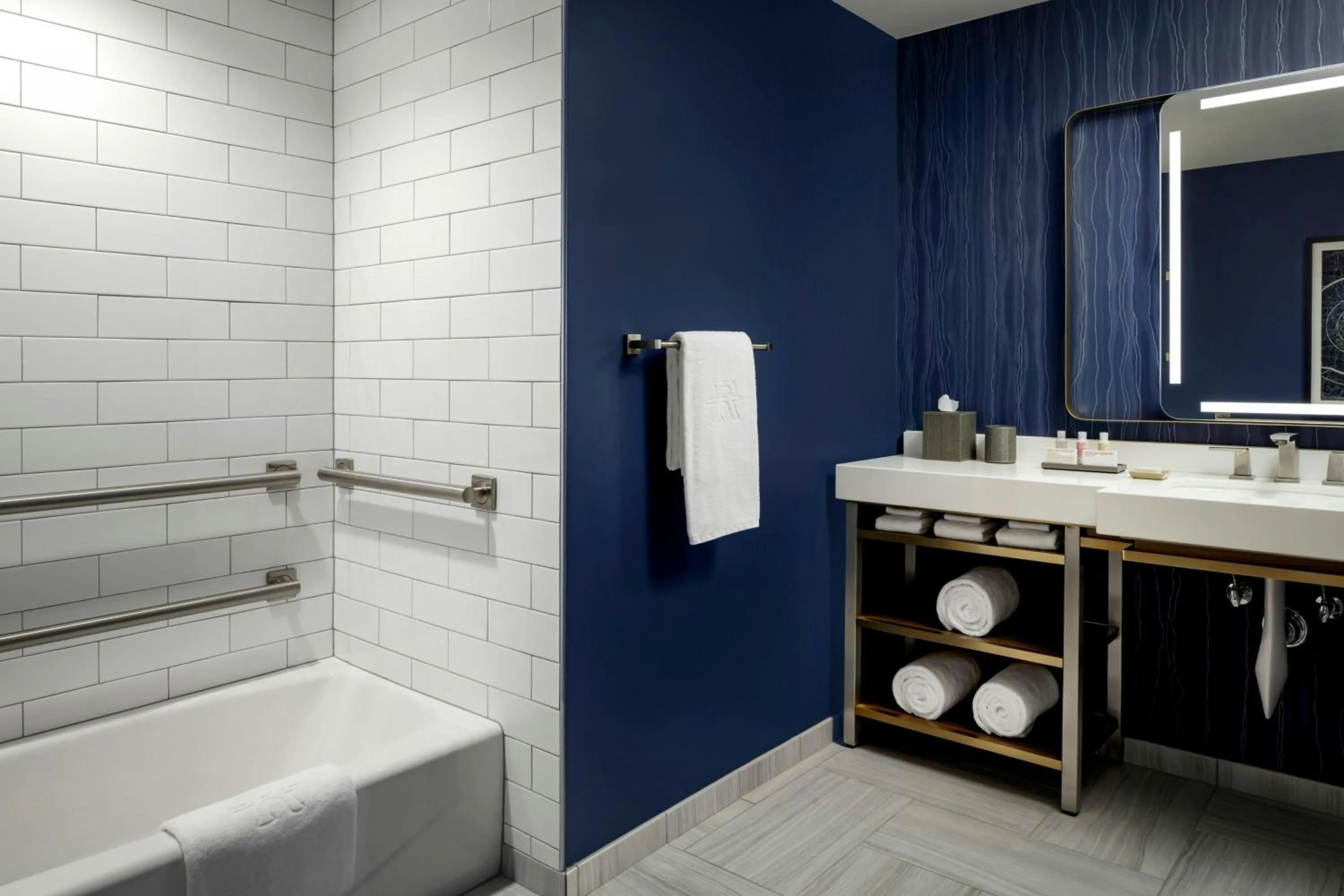 Bathroom in Rand Tower Hotel, Minneapolis, a Tribute Portfolio Hotel