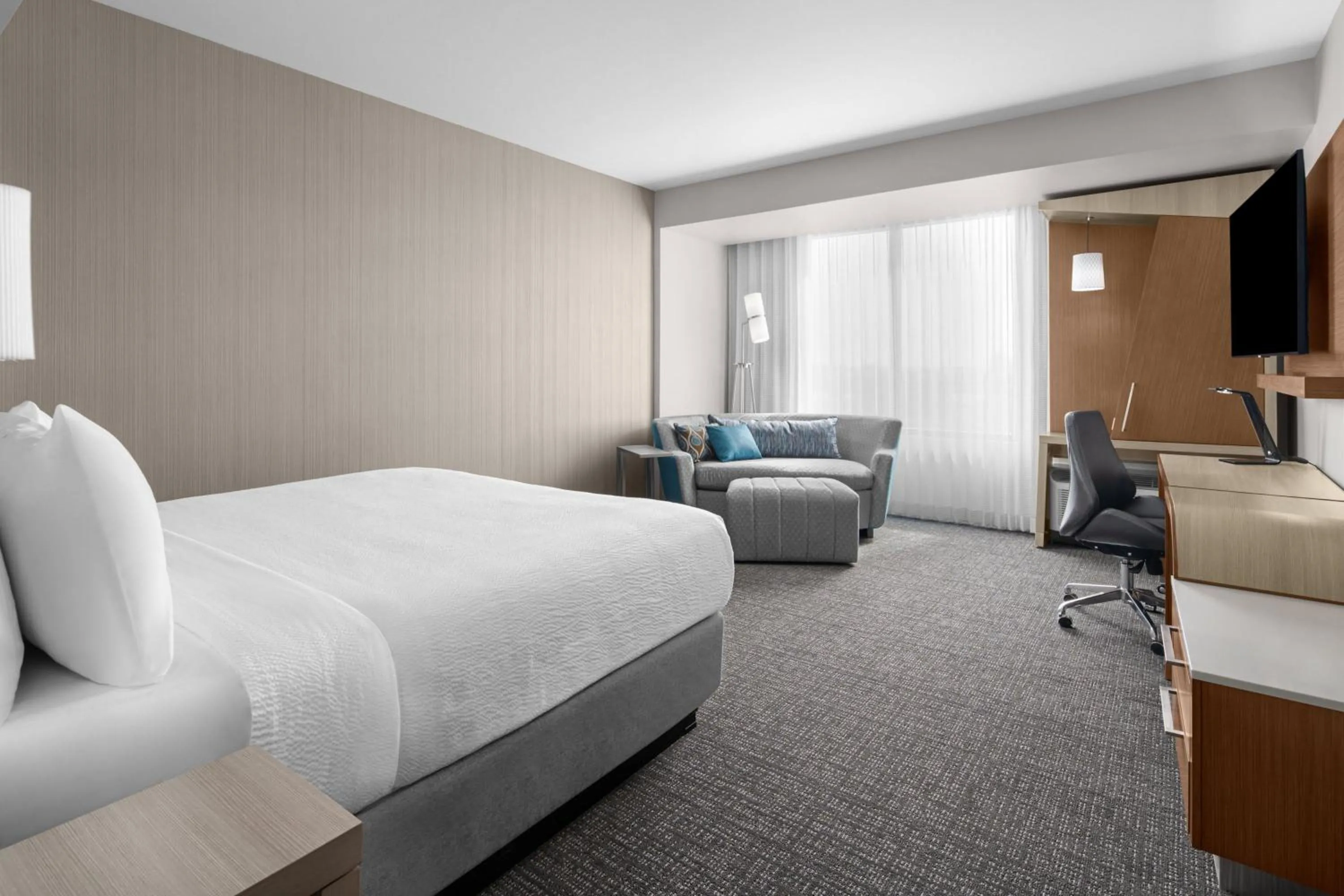 Photo of the whole room, Bed in Courtyard by Marriott Clearwater Beach