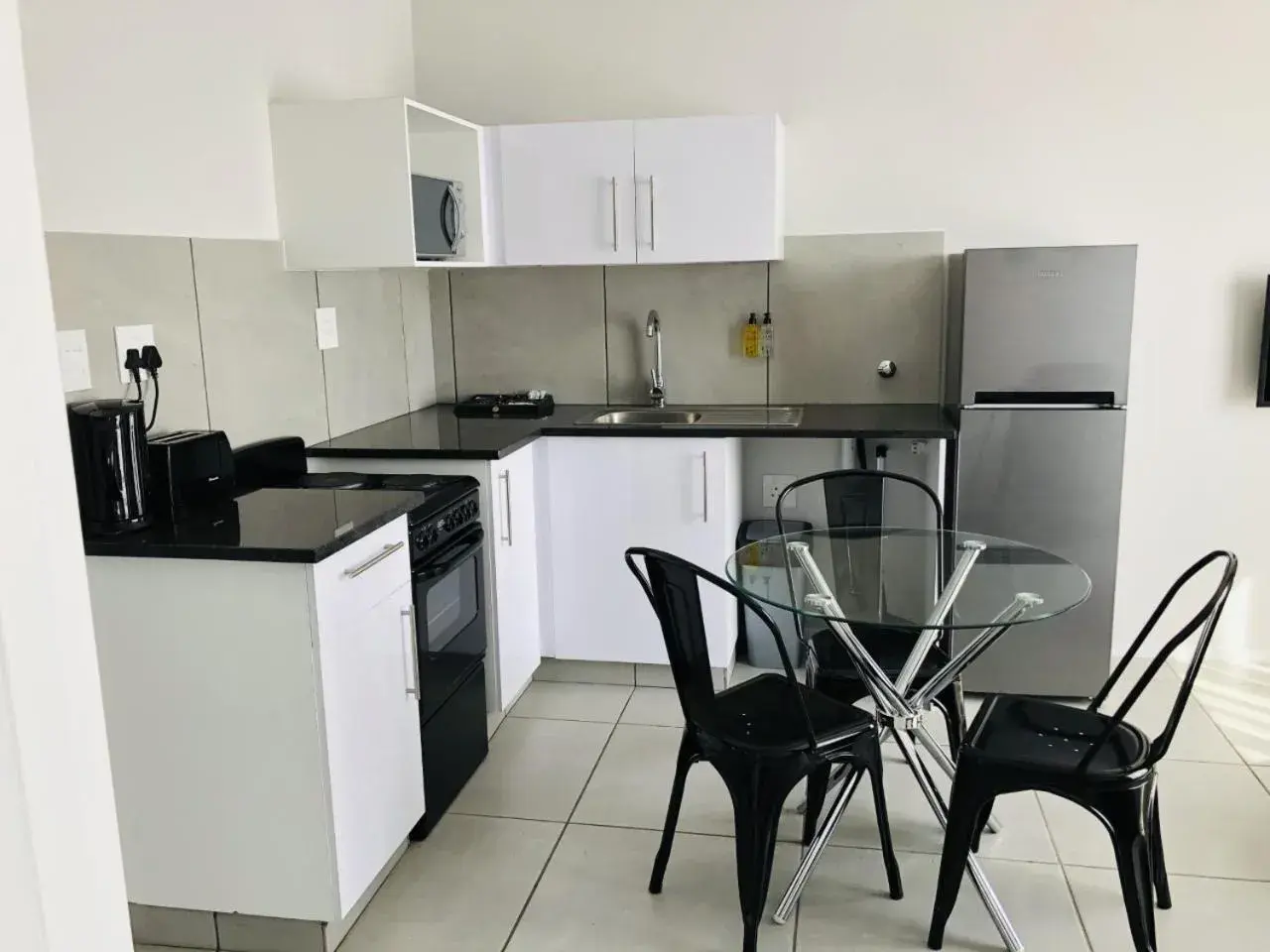 Kitchen or kitchenette in MINT Express Sandton View Kitchen or kitchenette in MINT Express Sandton View