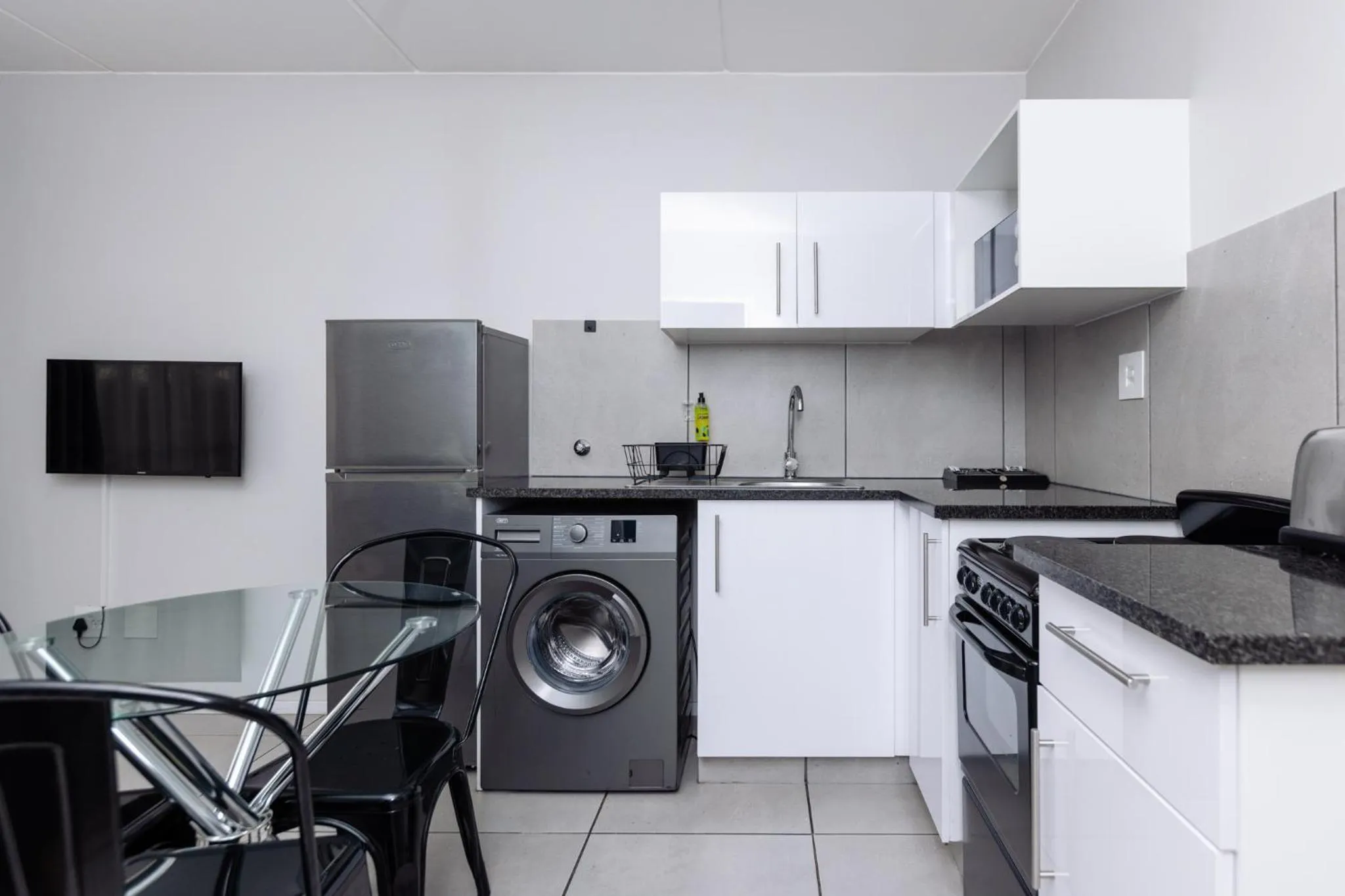 Kitchen or kitchenette in MINT Express Sandton View