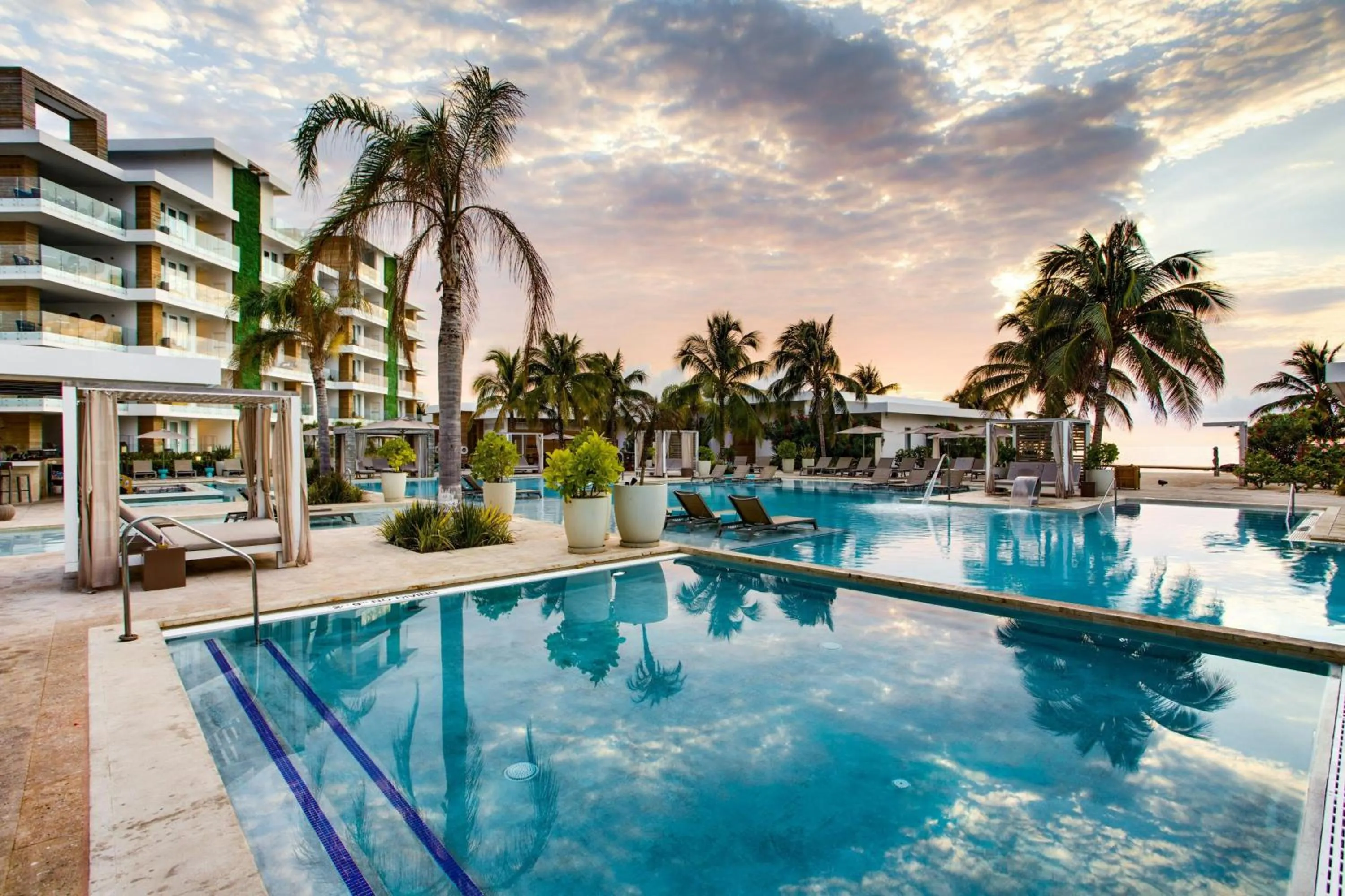 Swimming pool in Alaia Belize, Autograph Collection