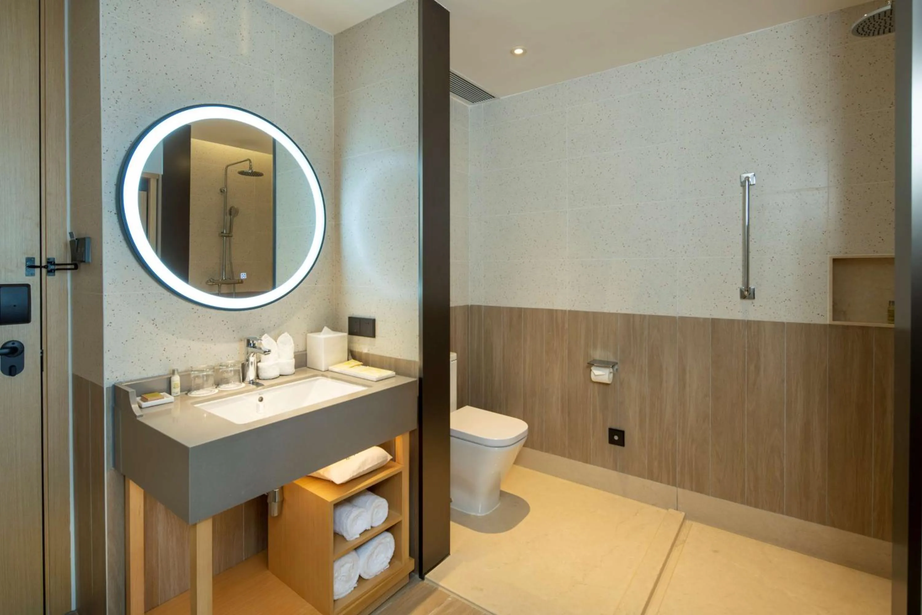 Shower in Hilton Garden Inn Zhuhai Hengqin Sumlodol Park