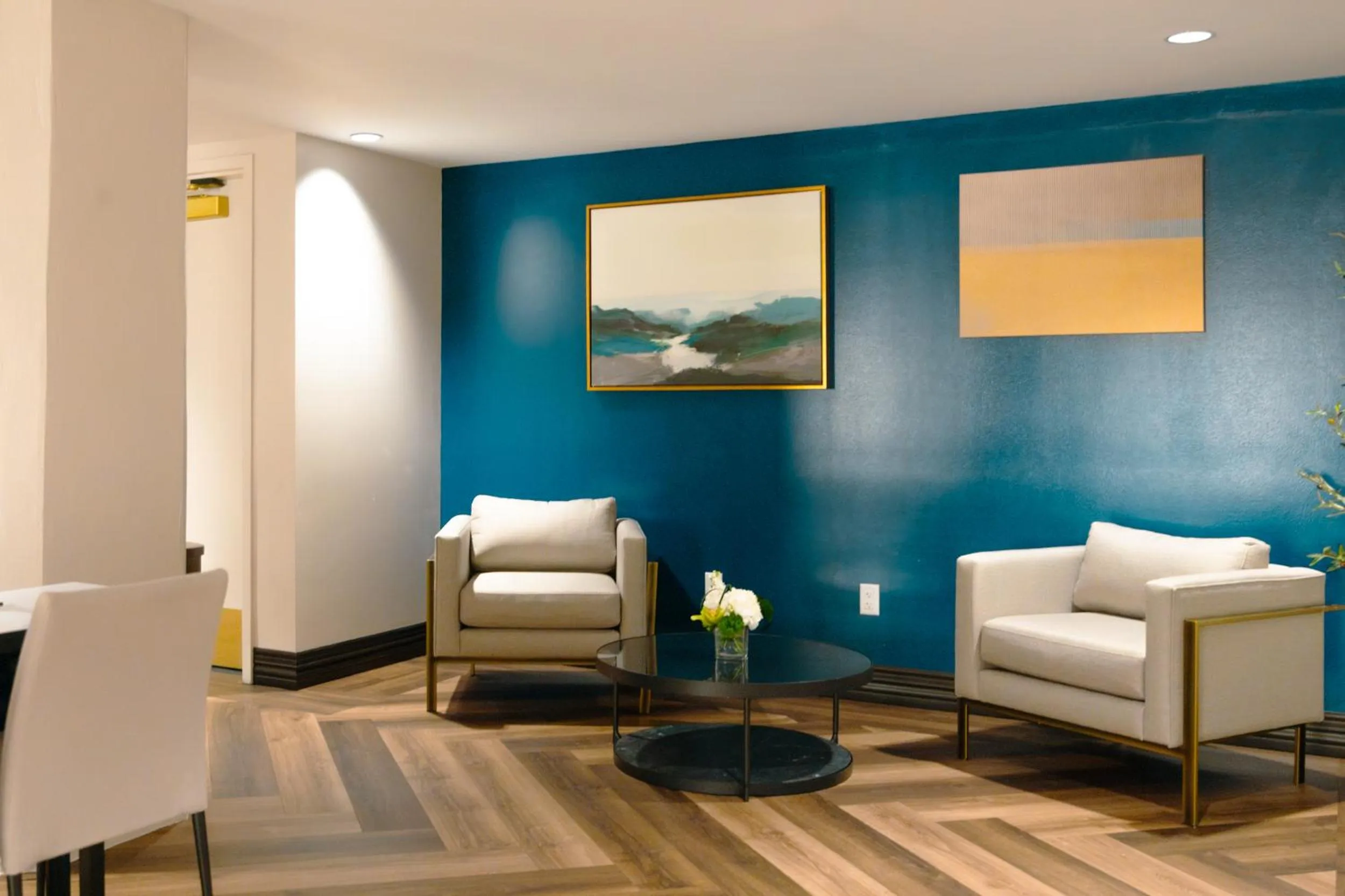 Seating area in The Exchange Sacramento, Curio Collection By Hilton