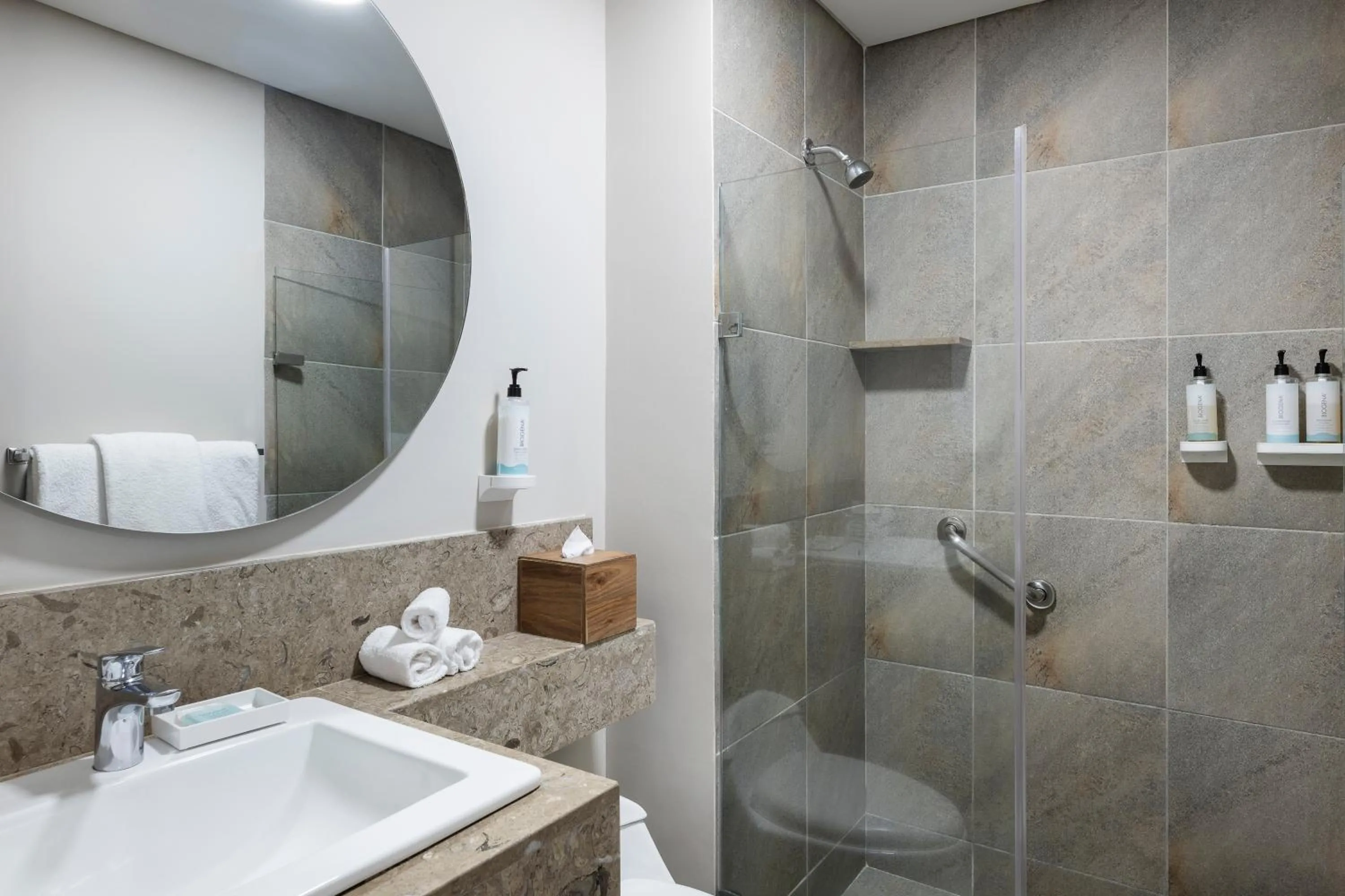 Shower in Hilton Garden Inn Cali Ciudad Jardin