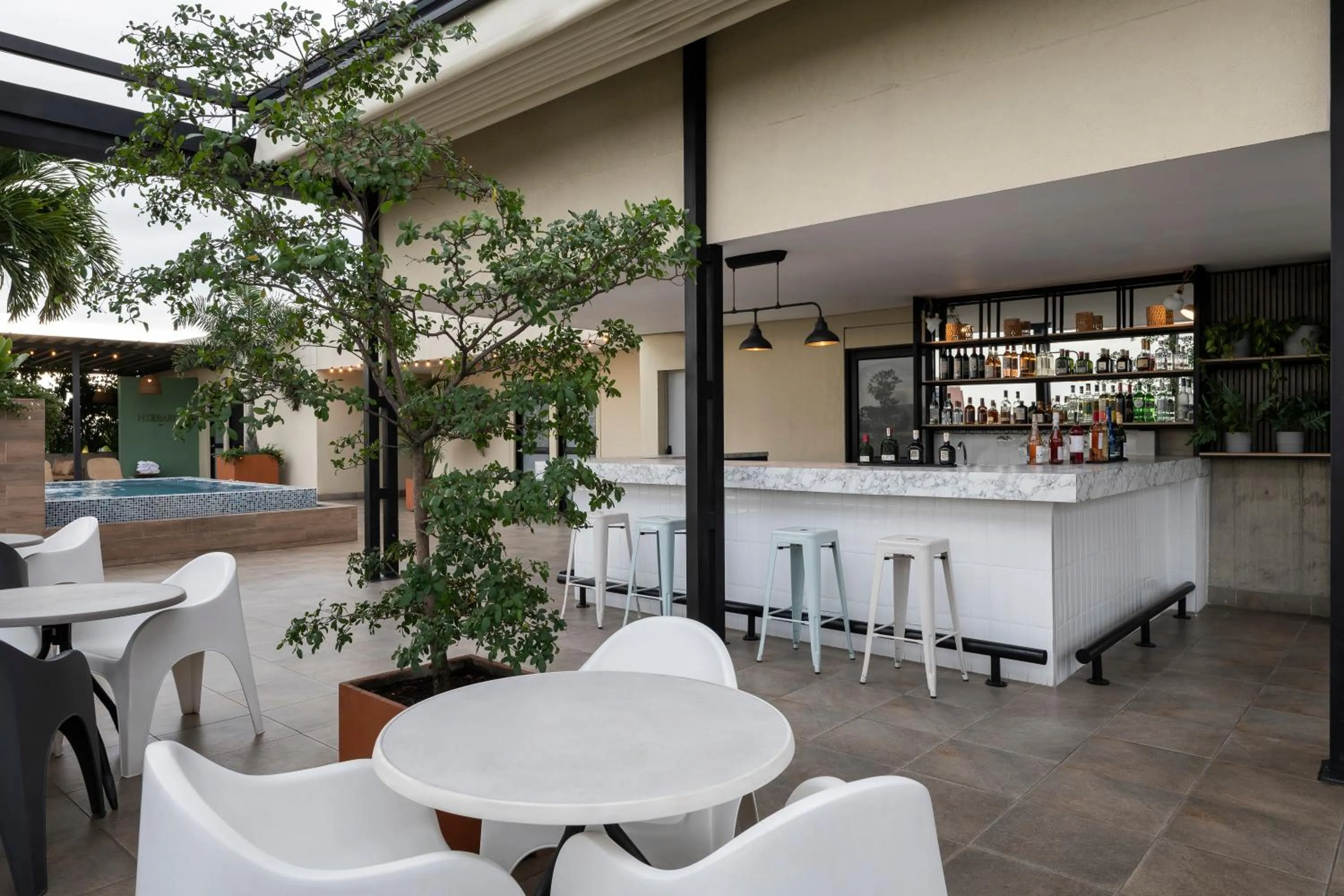 Lounge or bar in Hilton Garden Inn Cali Ciudad Jardin