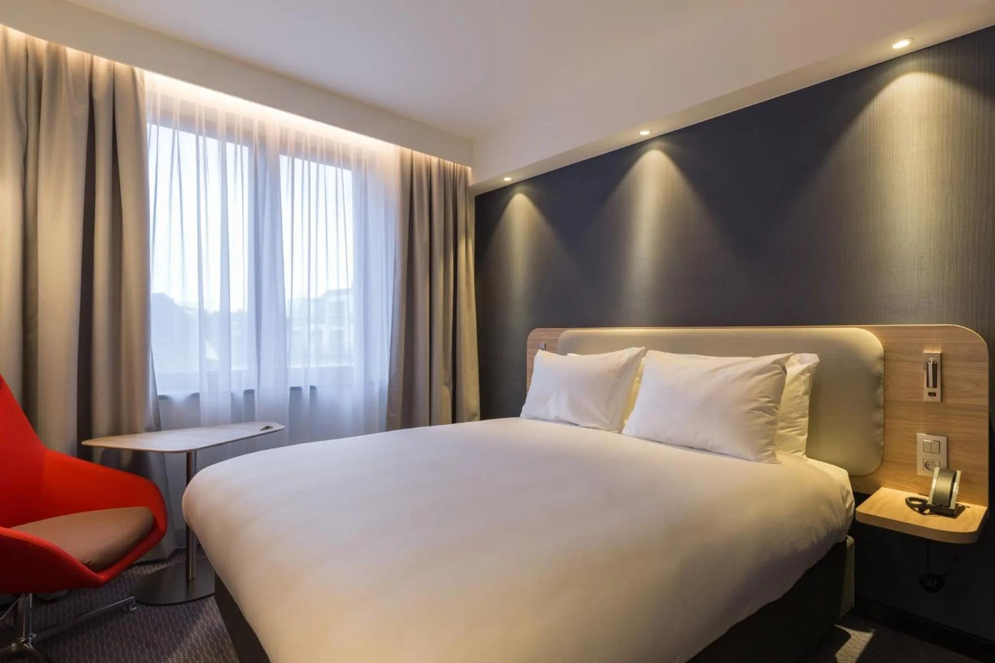 Photo of the whole room, Bed in Holiday Inn Express Brussels-Grand-Place by IHG