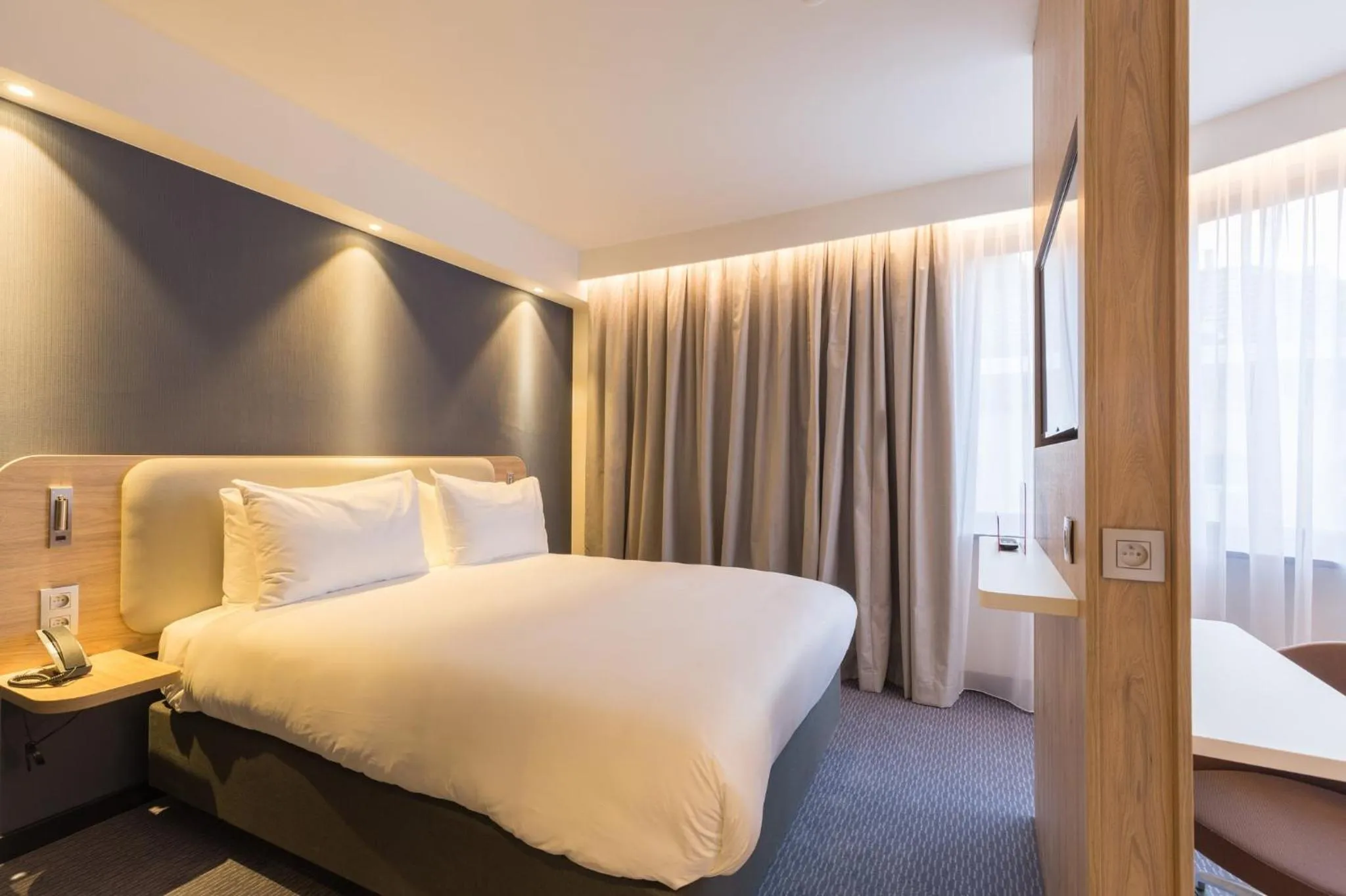 Photo of the whole room, Bed in Holiday Inn Express Brussels-Grand-Place by IHG