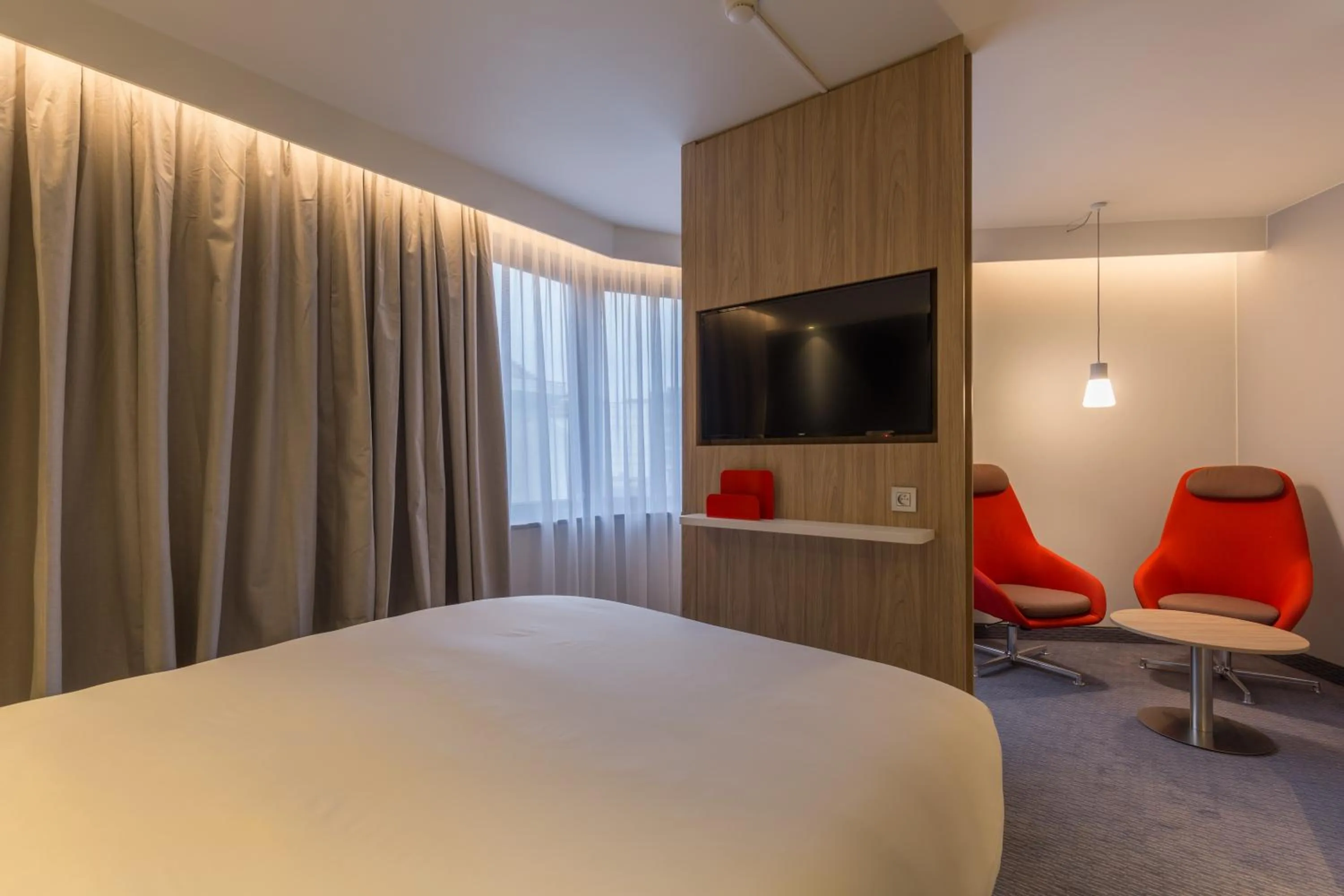 Seating area, Bed in Holiday Inn Express Brussels-Grand-Place by IHG