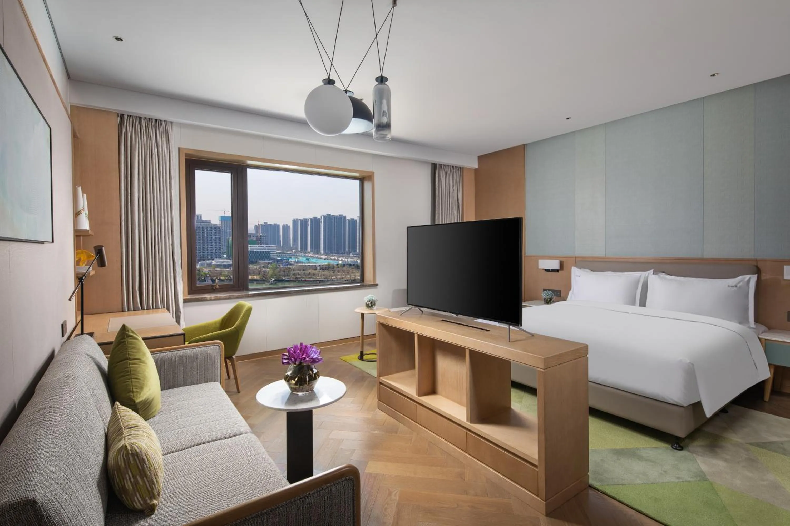 Photo of the whole room, Bed in Holiday Inn Zhengzhou High-Tech Zone by IHG