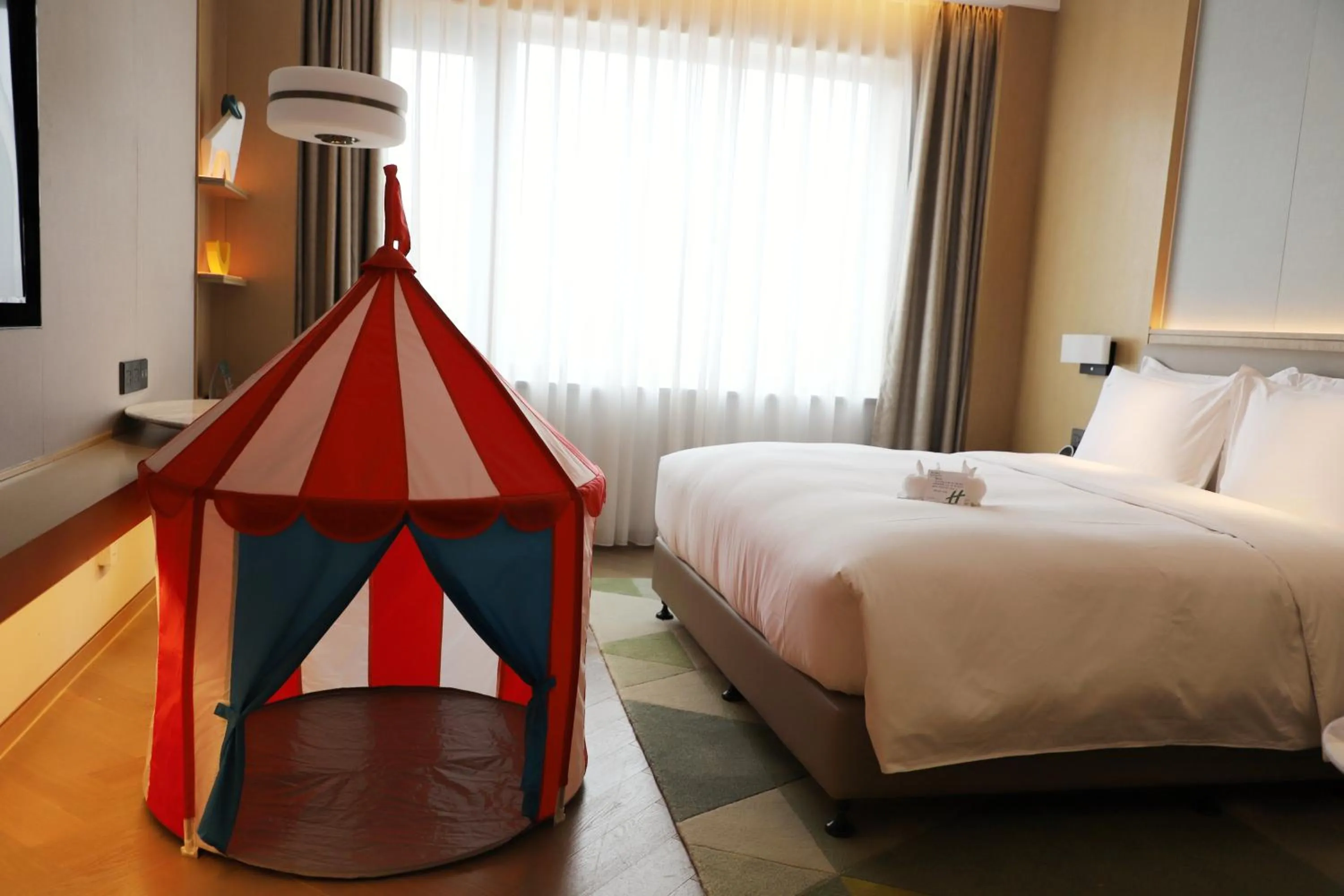 Photo of the whole room, Bed in Holiday Inn Zhengzhou High-Tech Zone by IHG