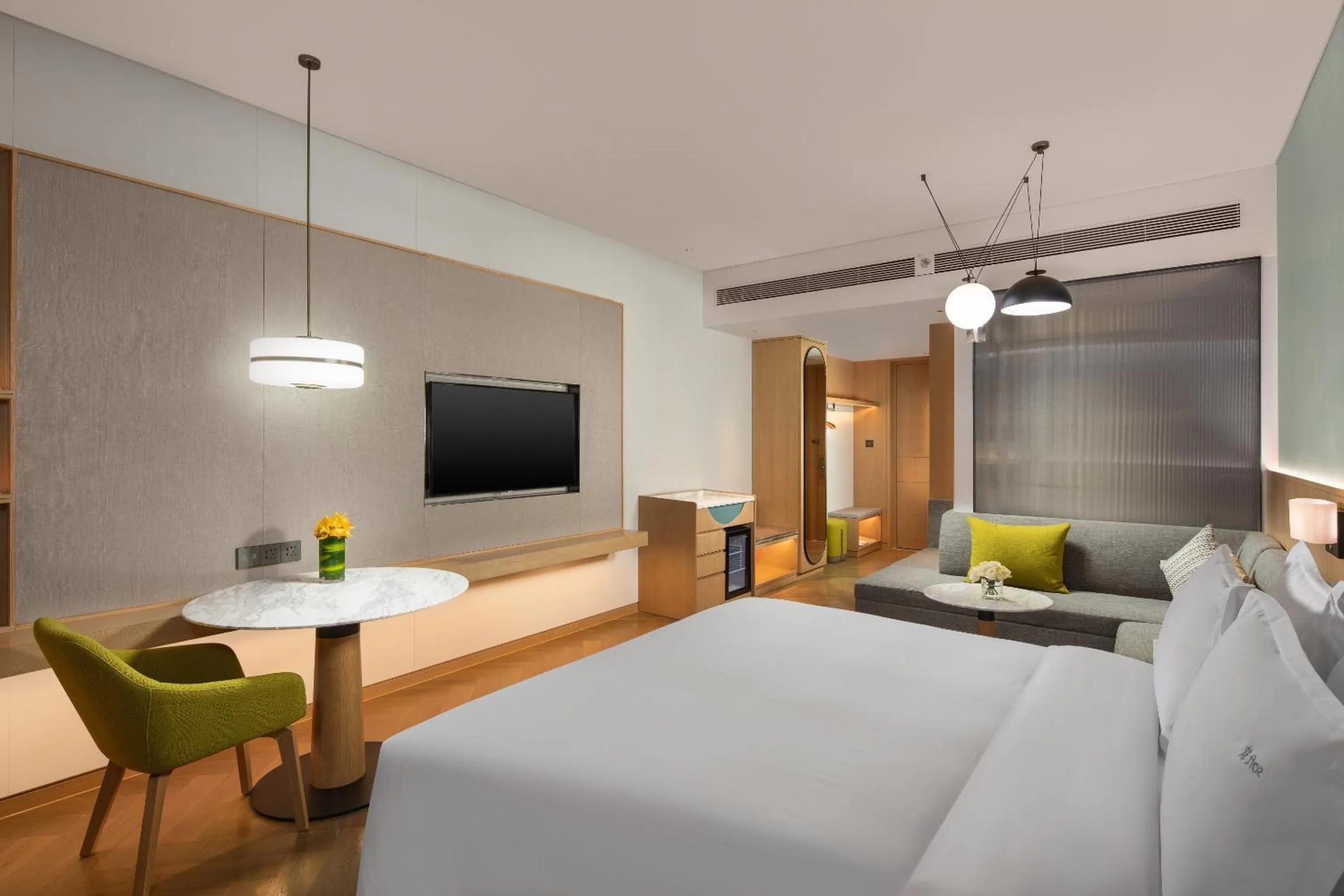 Photo of the whole room, Bed in Holiday Inn Zhengzhou High-Tech Zone by IHG