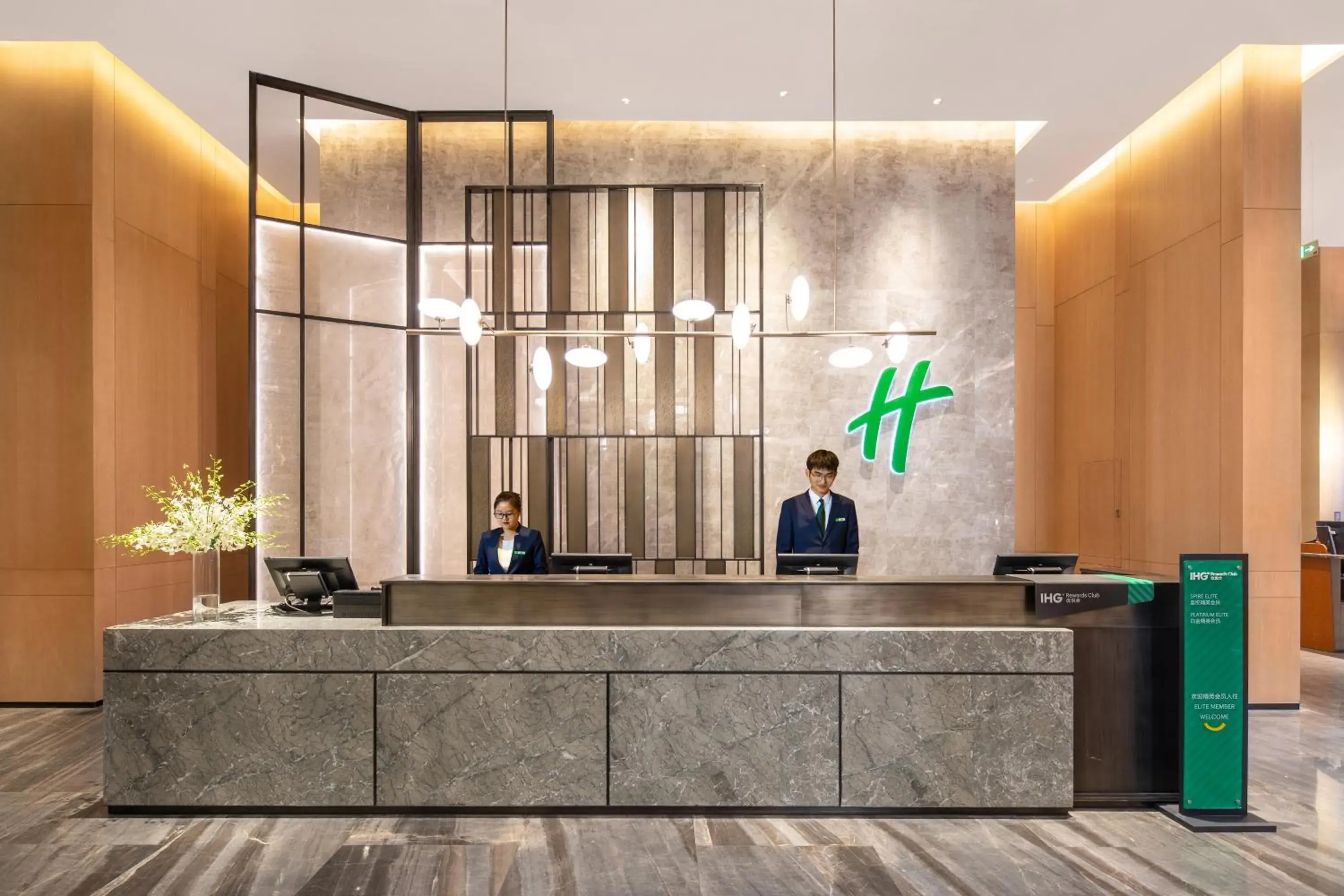 Lobby or reception in Holiday Inn Zhengzhou High-Tech Zone by IHG Lobby or reception in Holiday Inn Zhengzhou High-Tech Zone by IHG