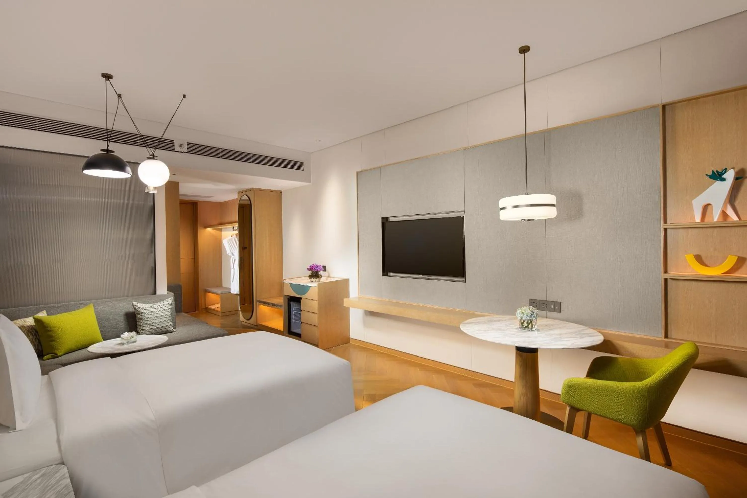 Photo of the whole room, Bed in Holiday Inn Zhengzhou High-Tech Zone by IHG