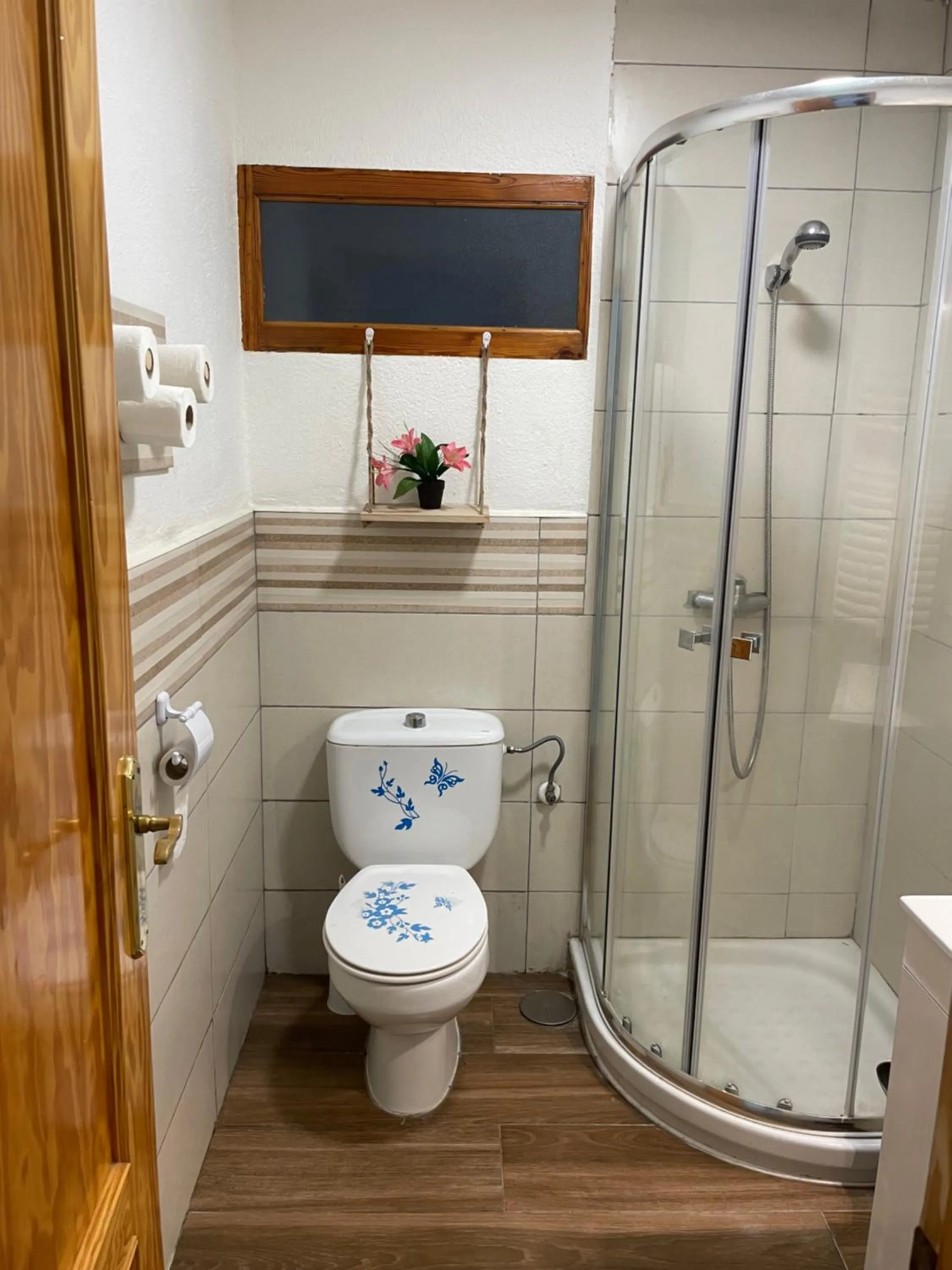 Shower in Hostal El Alba