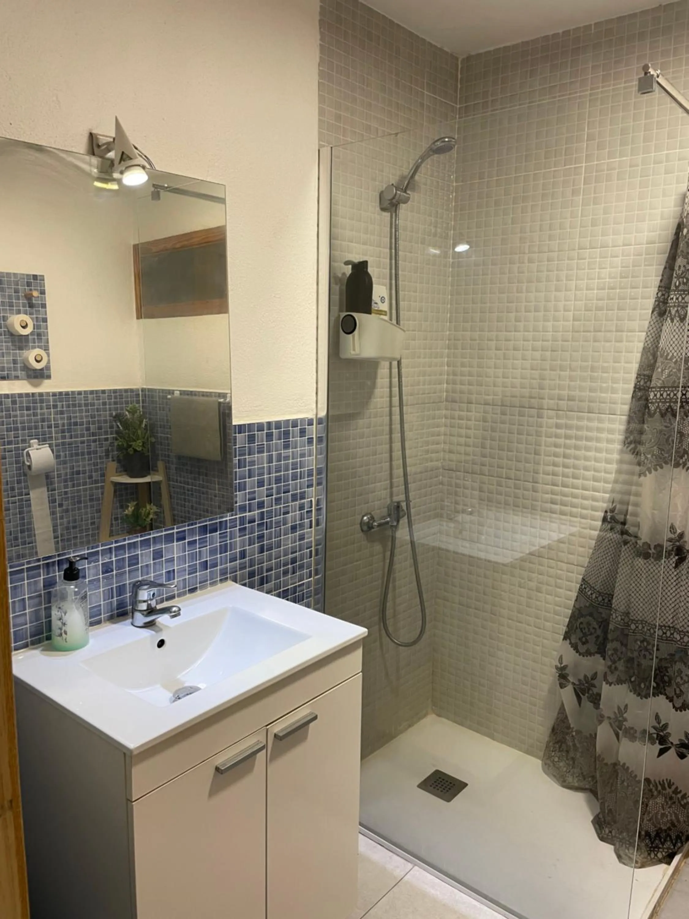 Shower in Hostal El Alba