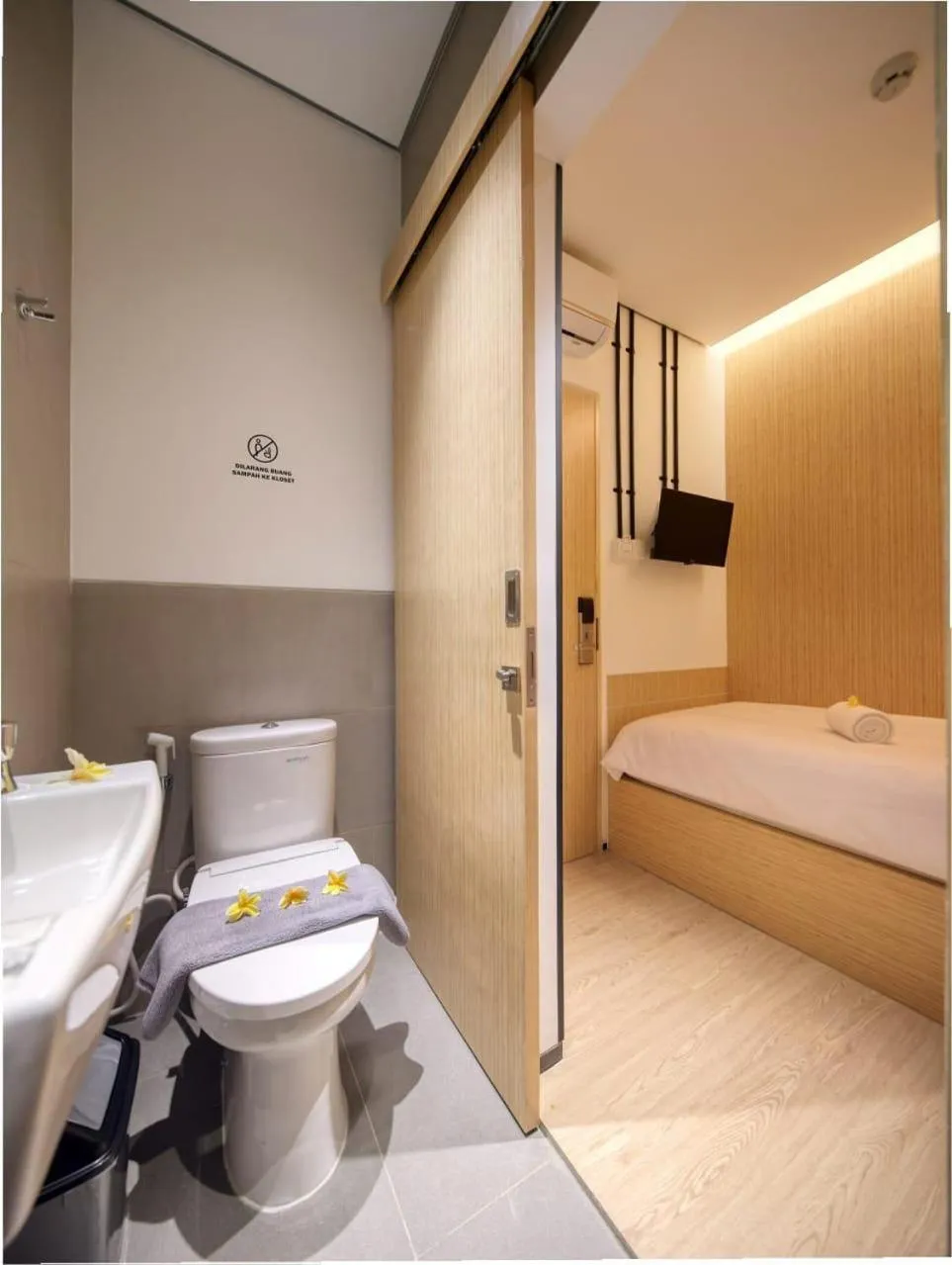 Bathroom, Bed in Cool Living