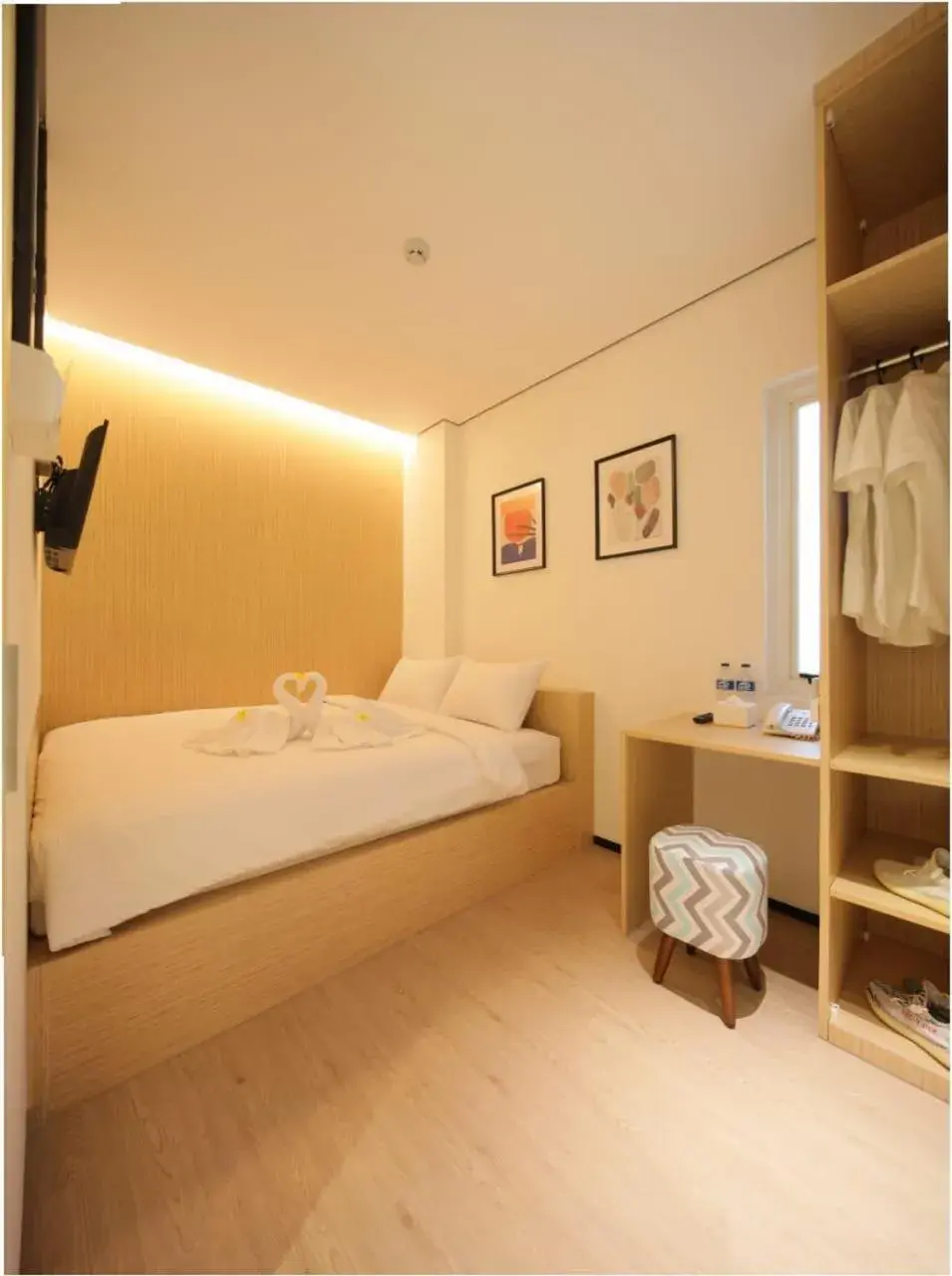 Bedroom, Bed in Cool Living Bedroom, Bed in Cool Living