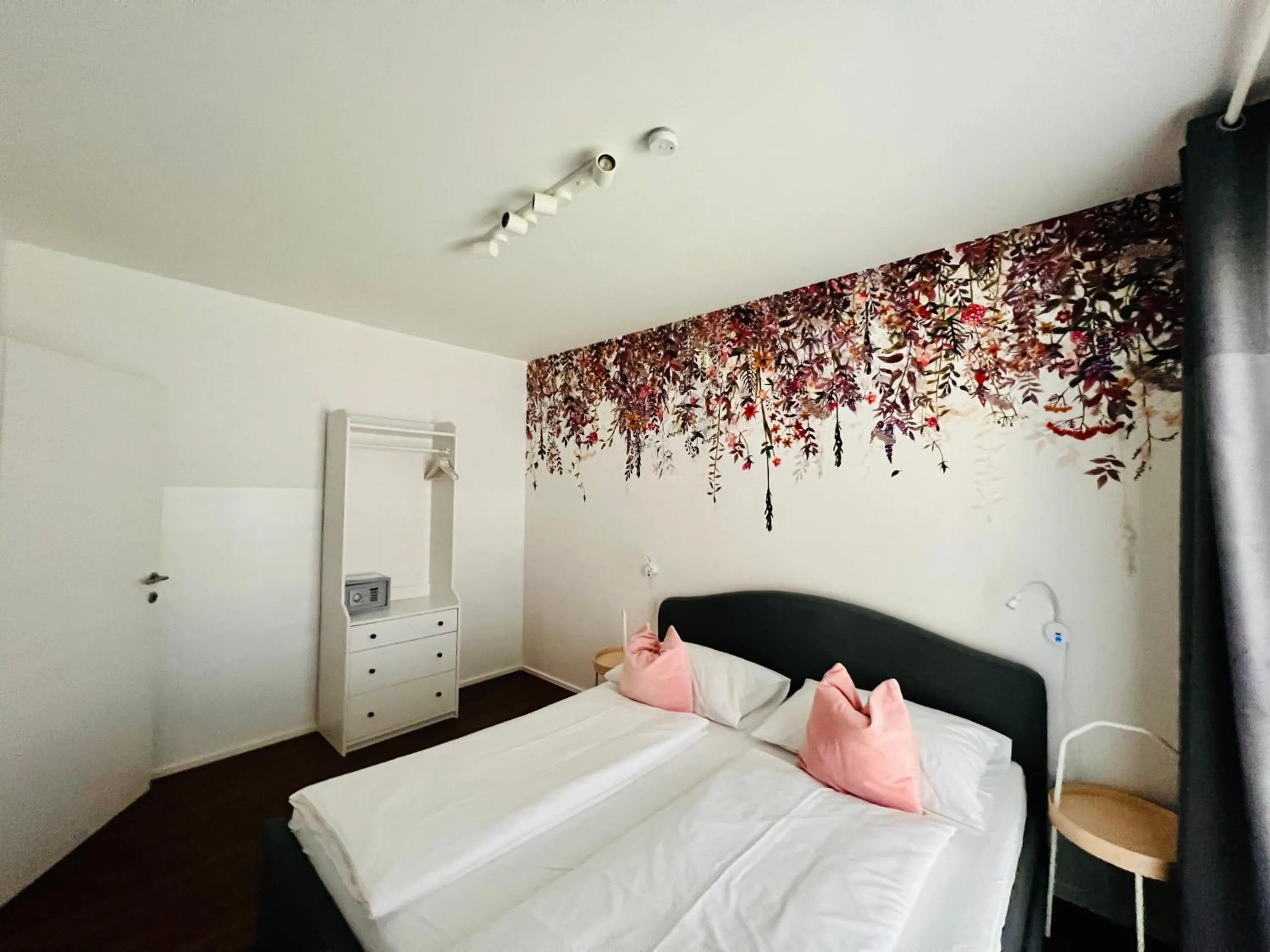 Bed in APSTAY Eggenberg I Self Check-in I Parking option