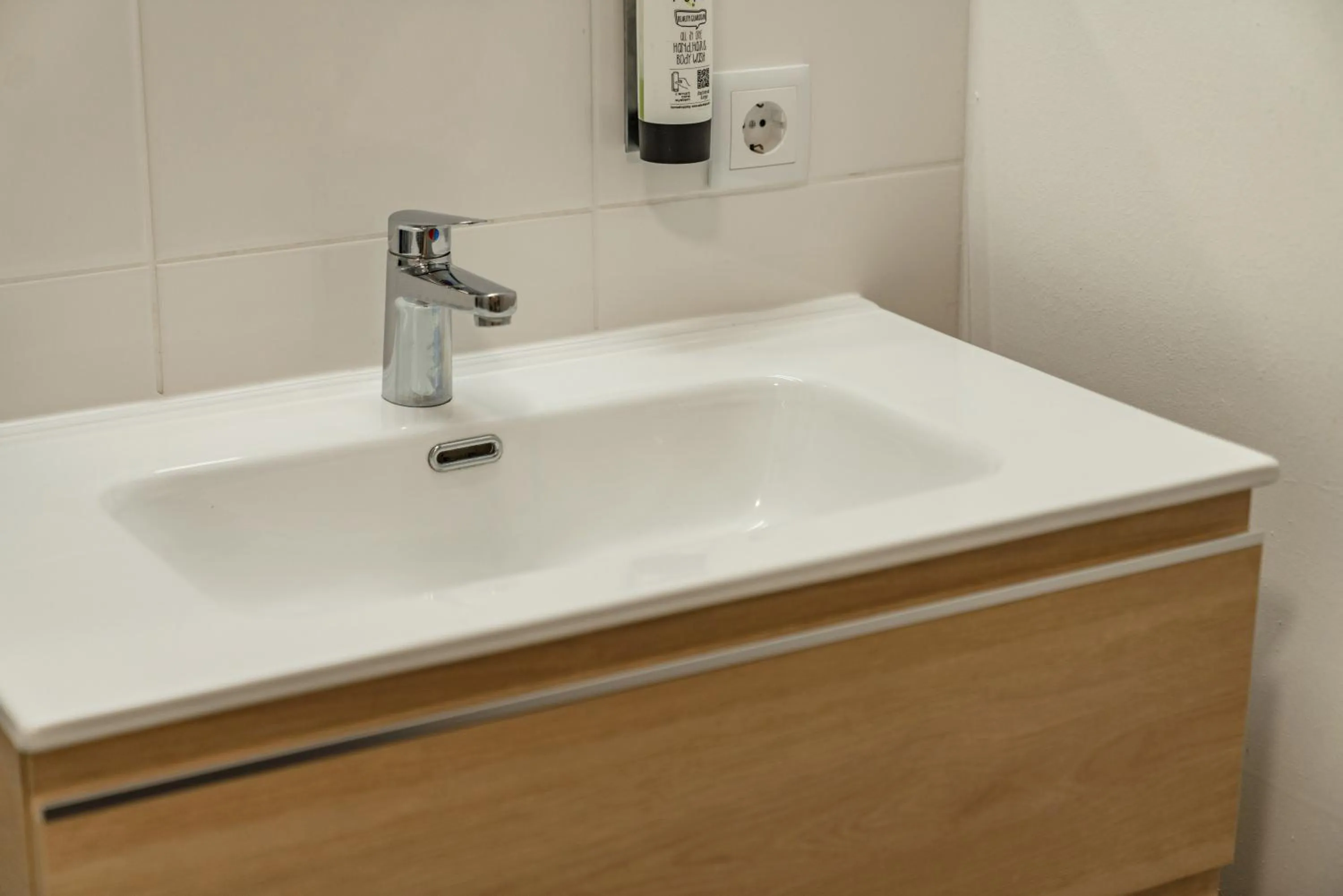 Bathroom in APSTAY Eggenberg I Self Check-in I Parking option