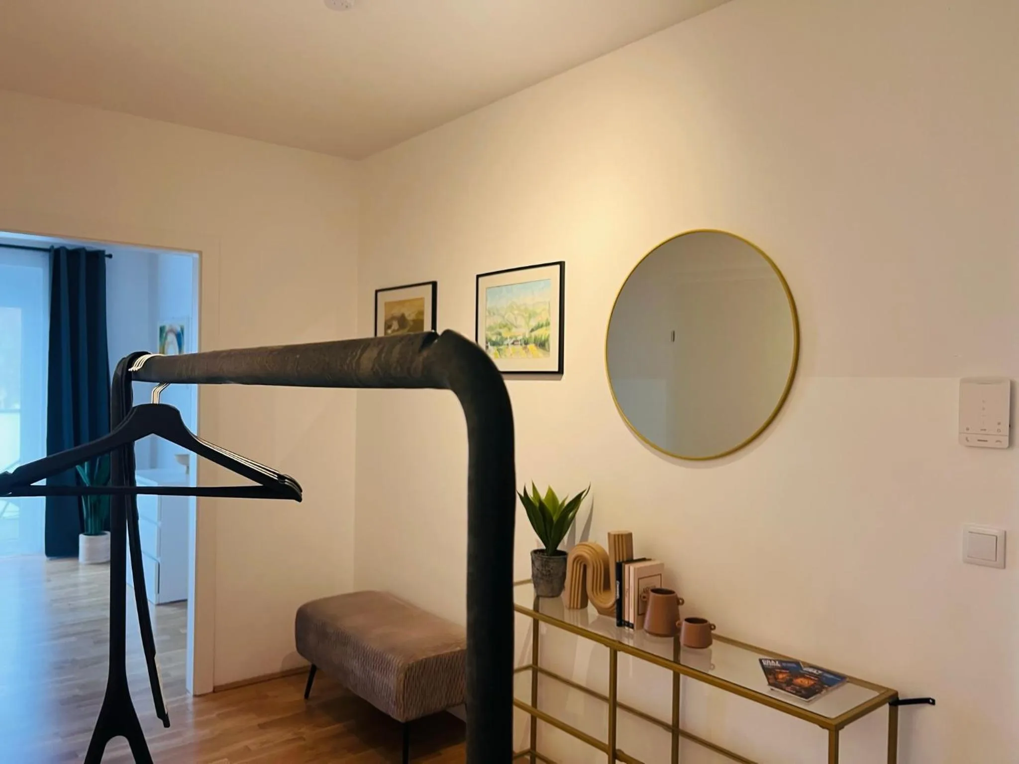 Staff in APSTAY Eggenberg I Self Check-in I Parking option