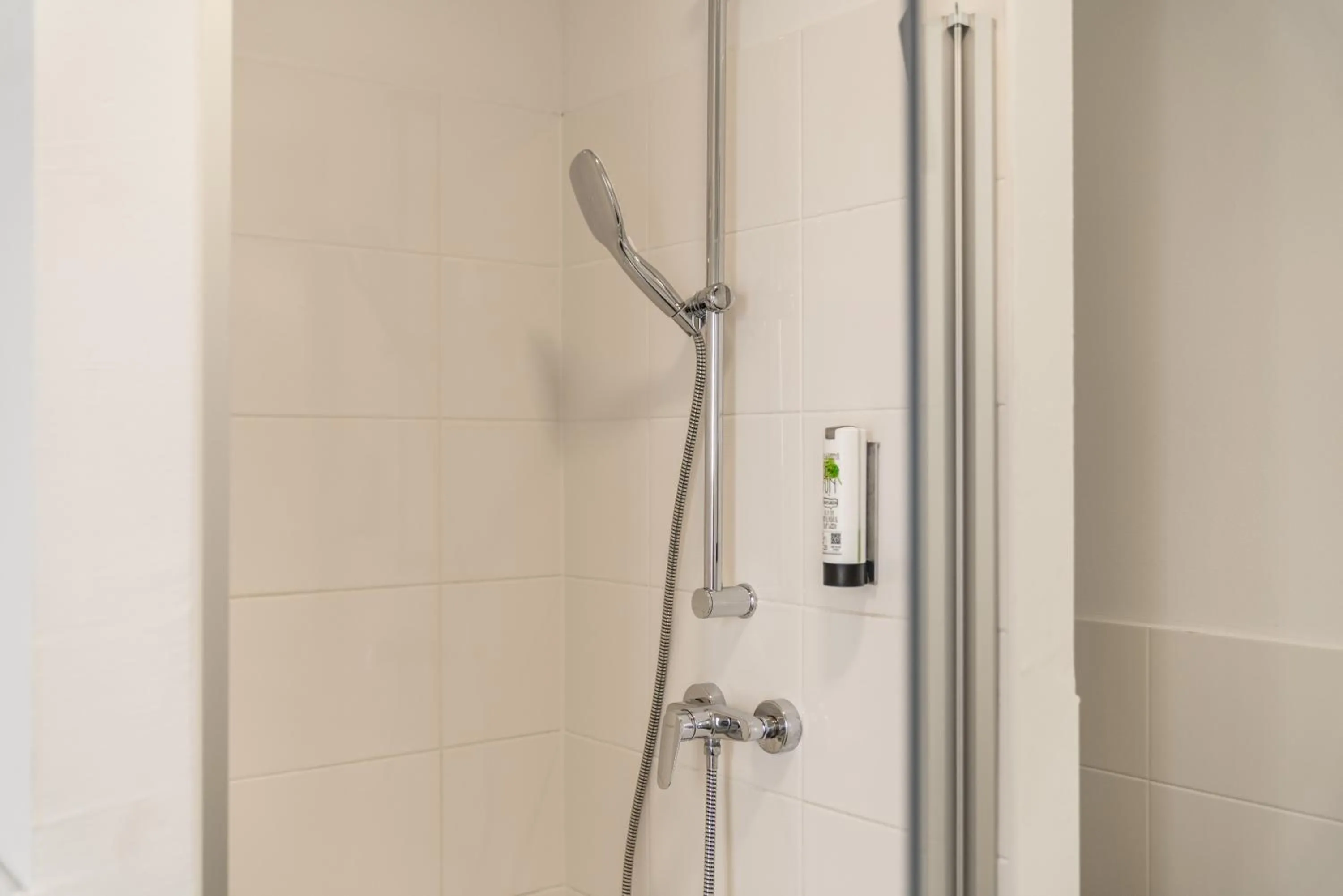 Shower in APSTAY Eggenberg I Self Check-in I Parking option