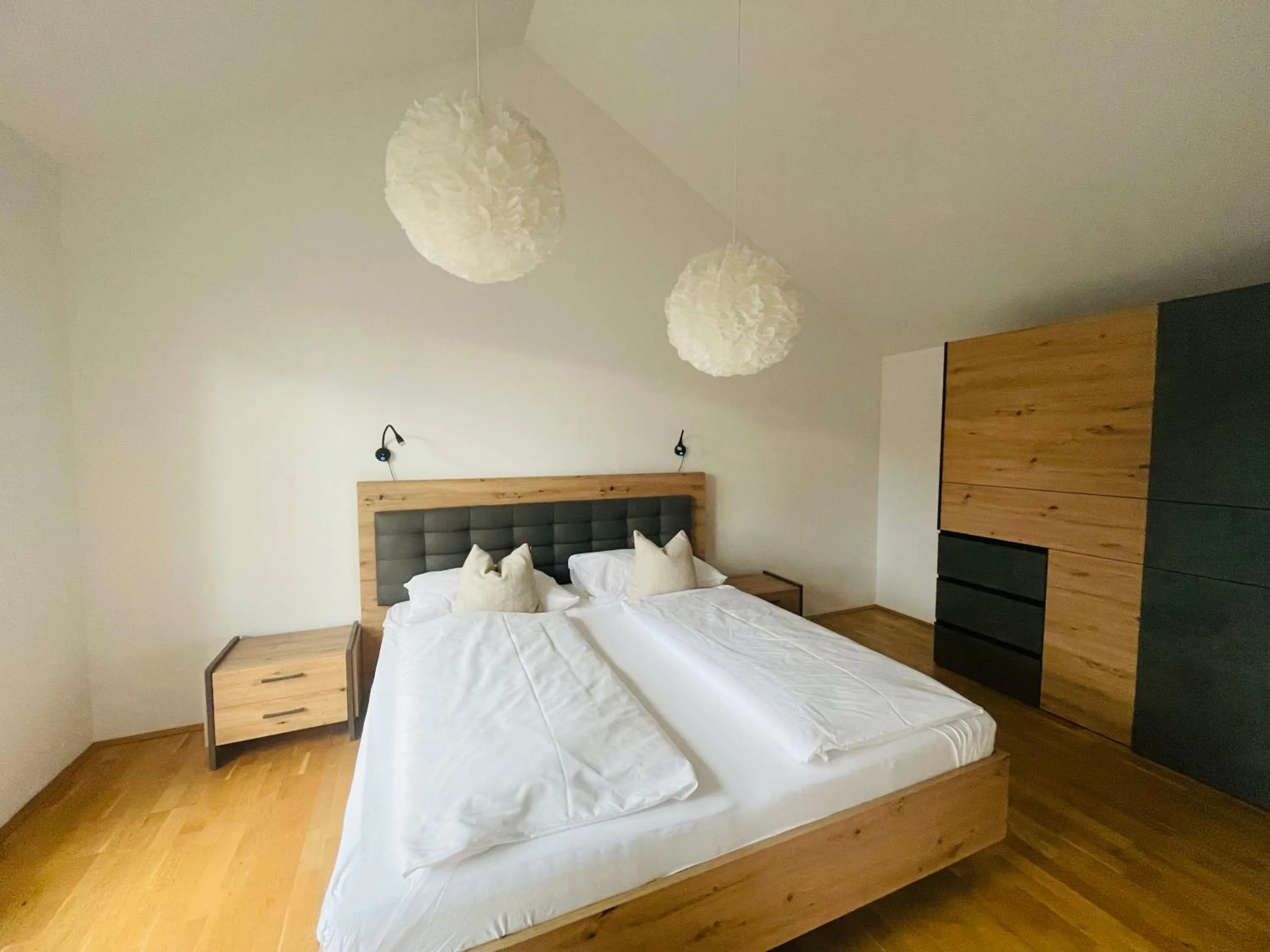 Bed in APSTAY Eggenberg I Self Check-in I Parking option