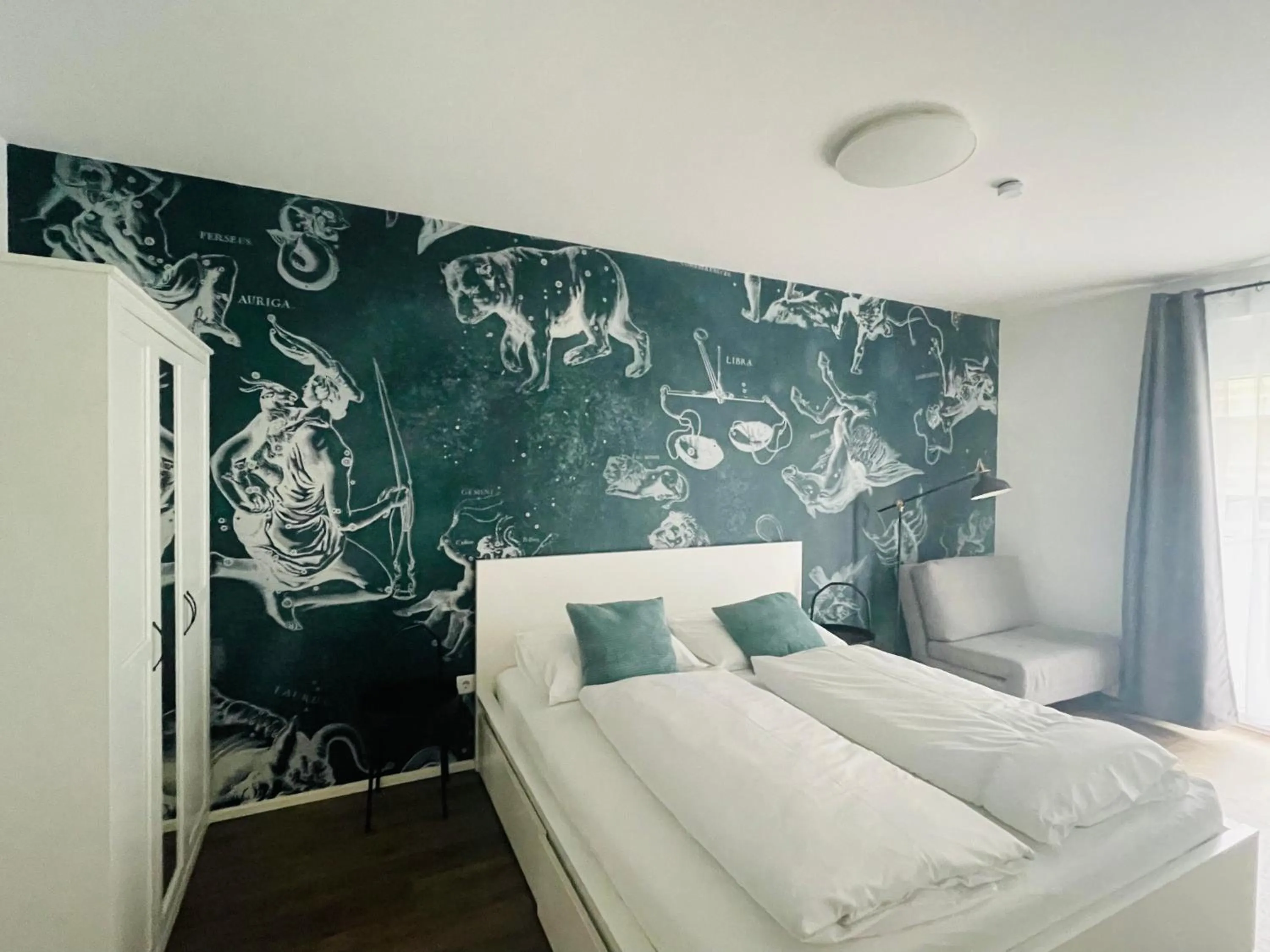 Bed in APSTAY Eggenberg I Self Check-in I Parking option