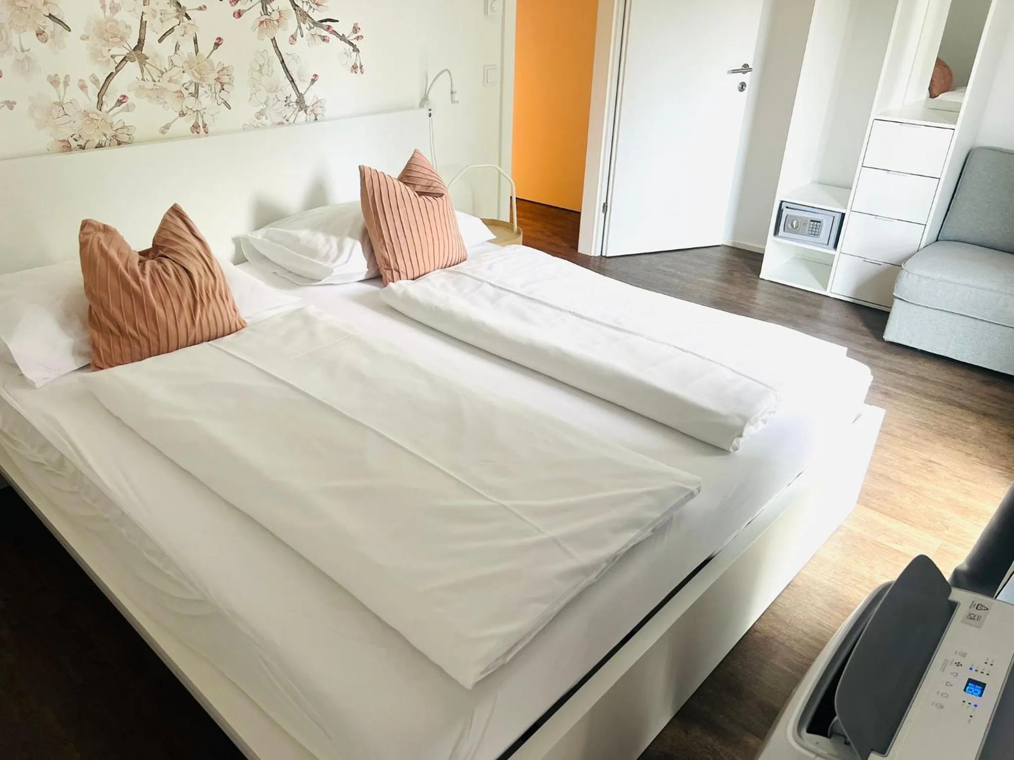 Bed in APSTAY Eggenberg I Self Check-in I Parking option