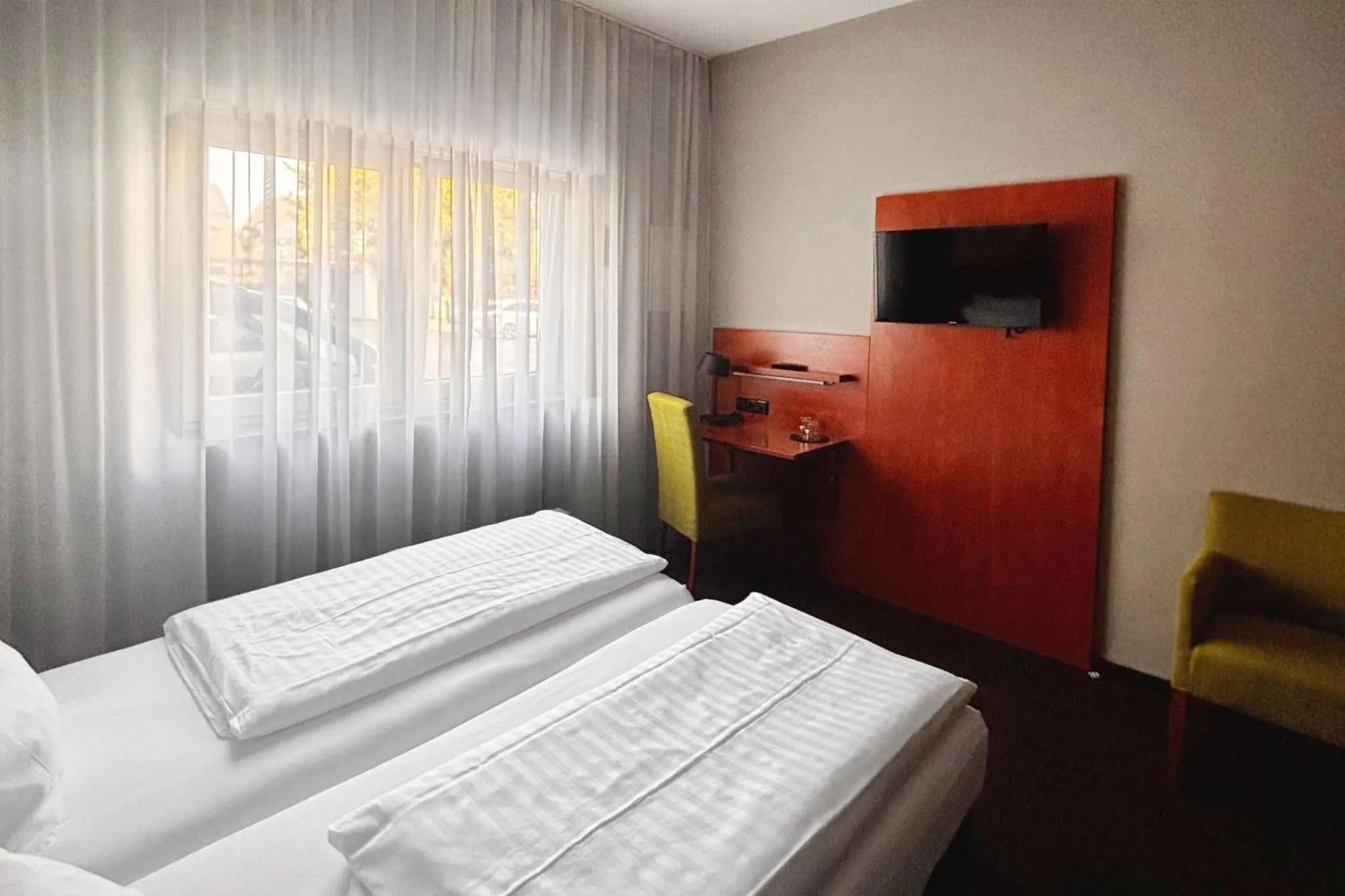 Photo of the whole room, Bed in Garner Hotel Stuttgart - Zuffenhausen by IHG