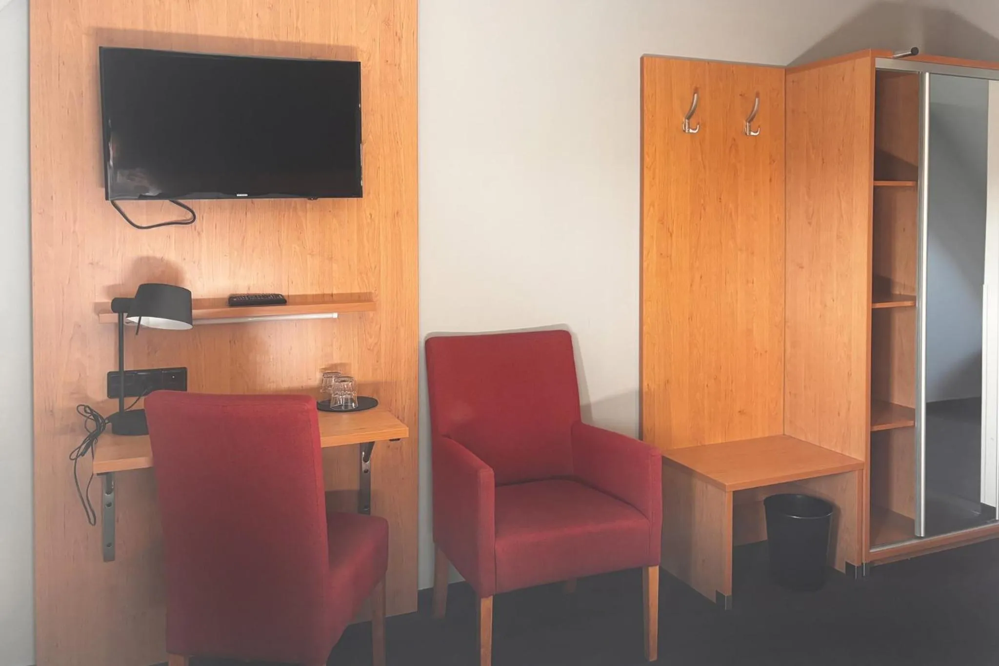 Photo of the whole room in Garner Hotel Stuttgart - Zuffenhausen by IHG