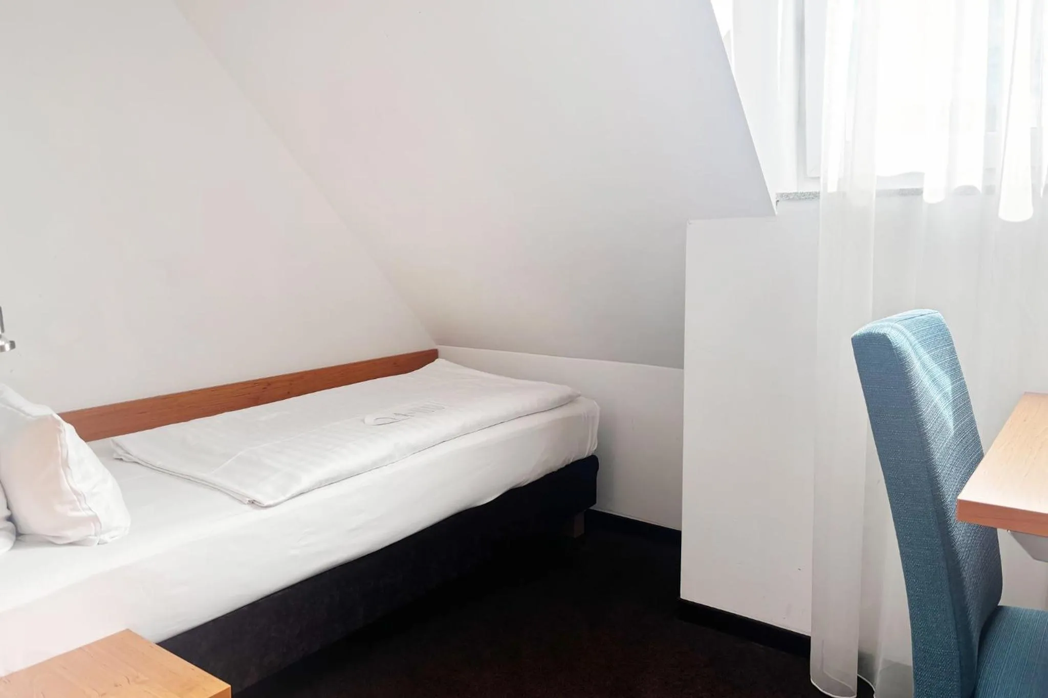 Photo of the whole room, Bed in Garner Hotel Stuttgart - Zuffenhausen by IHG