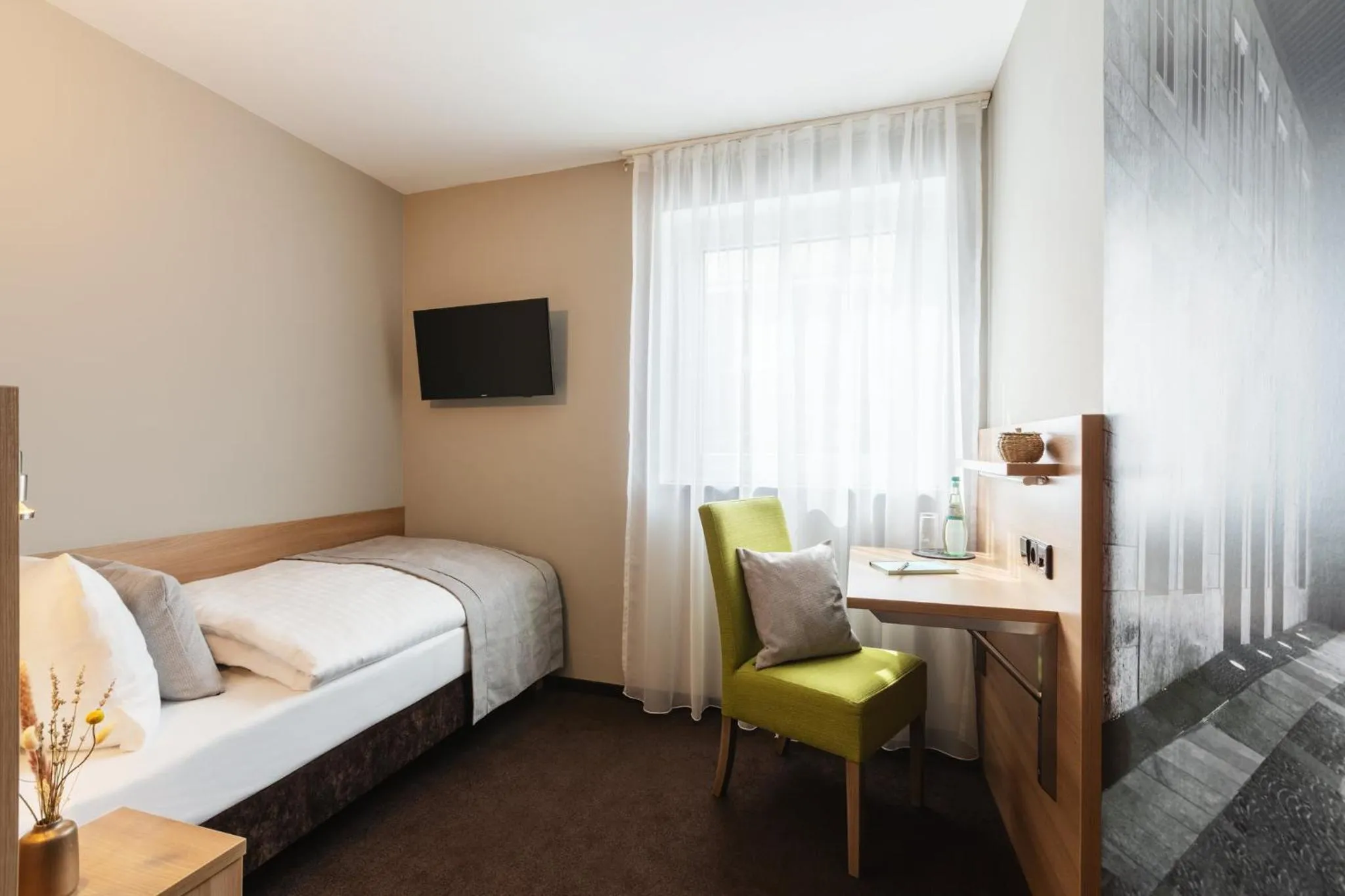 Photo of the whole room, Bed in Garner Hotel Stuttgart - Zuffenhausen by IHG