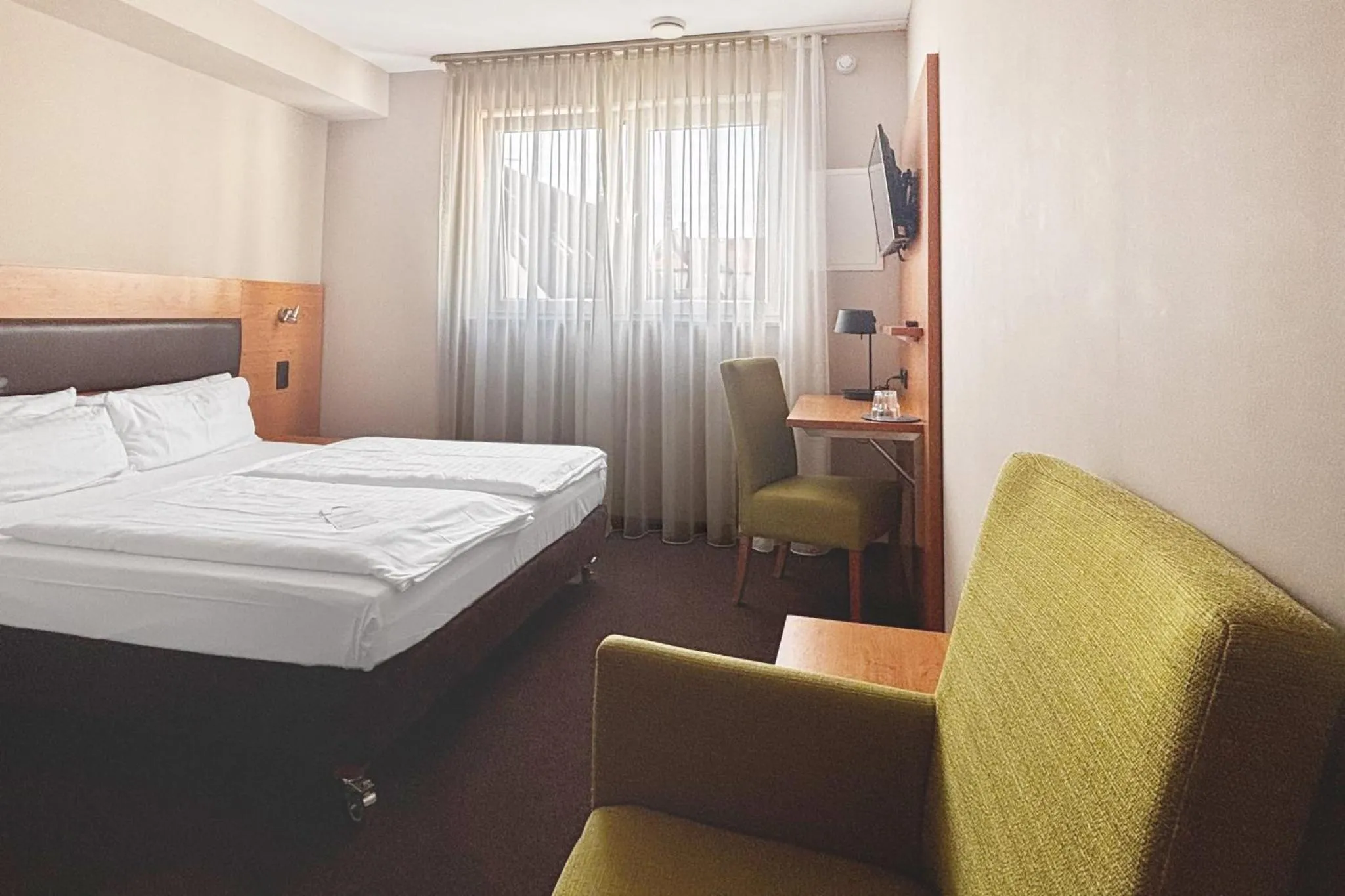 Photo of the whole room, Bed in Garner Hotel Stuttgart - Zuffenhausen by IHG