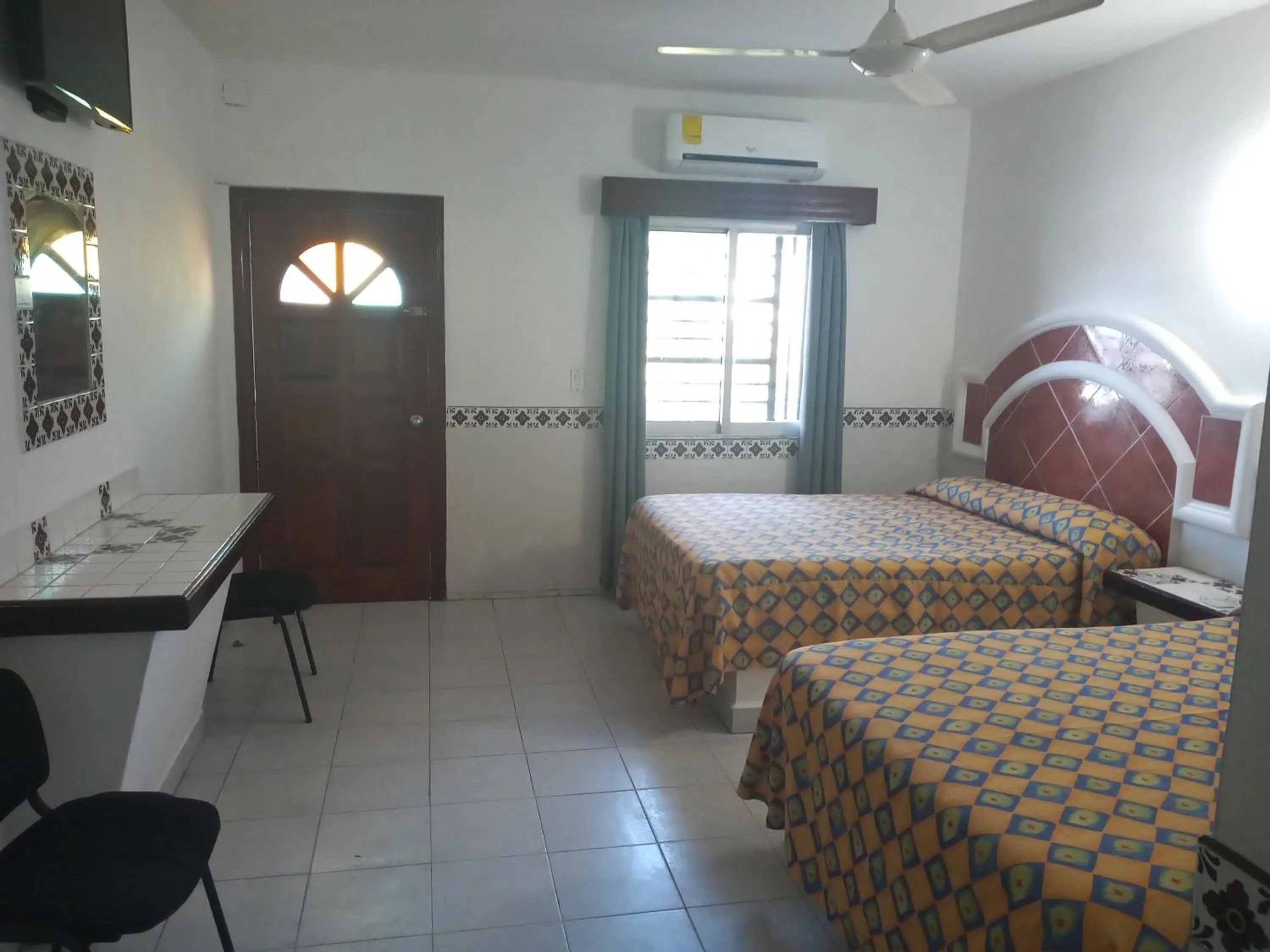 Property building, Bed in Hotel San Diego