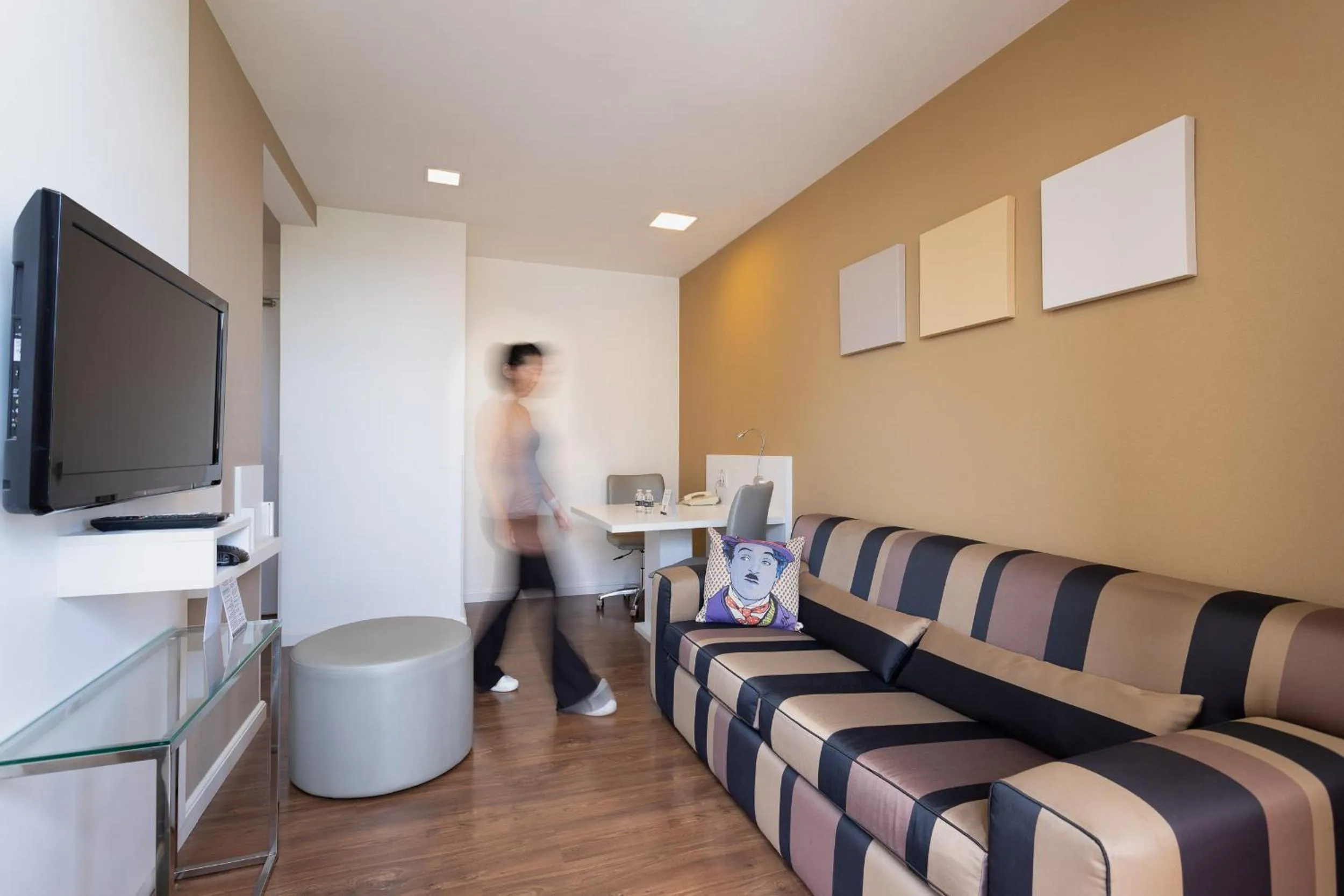 Day in Paulista Suites by Charlie