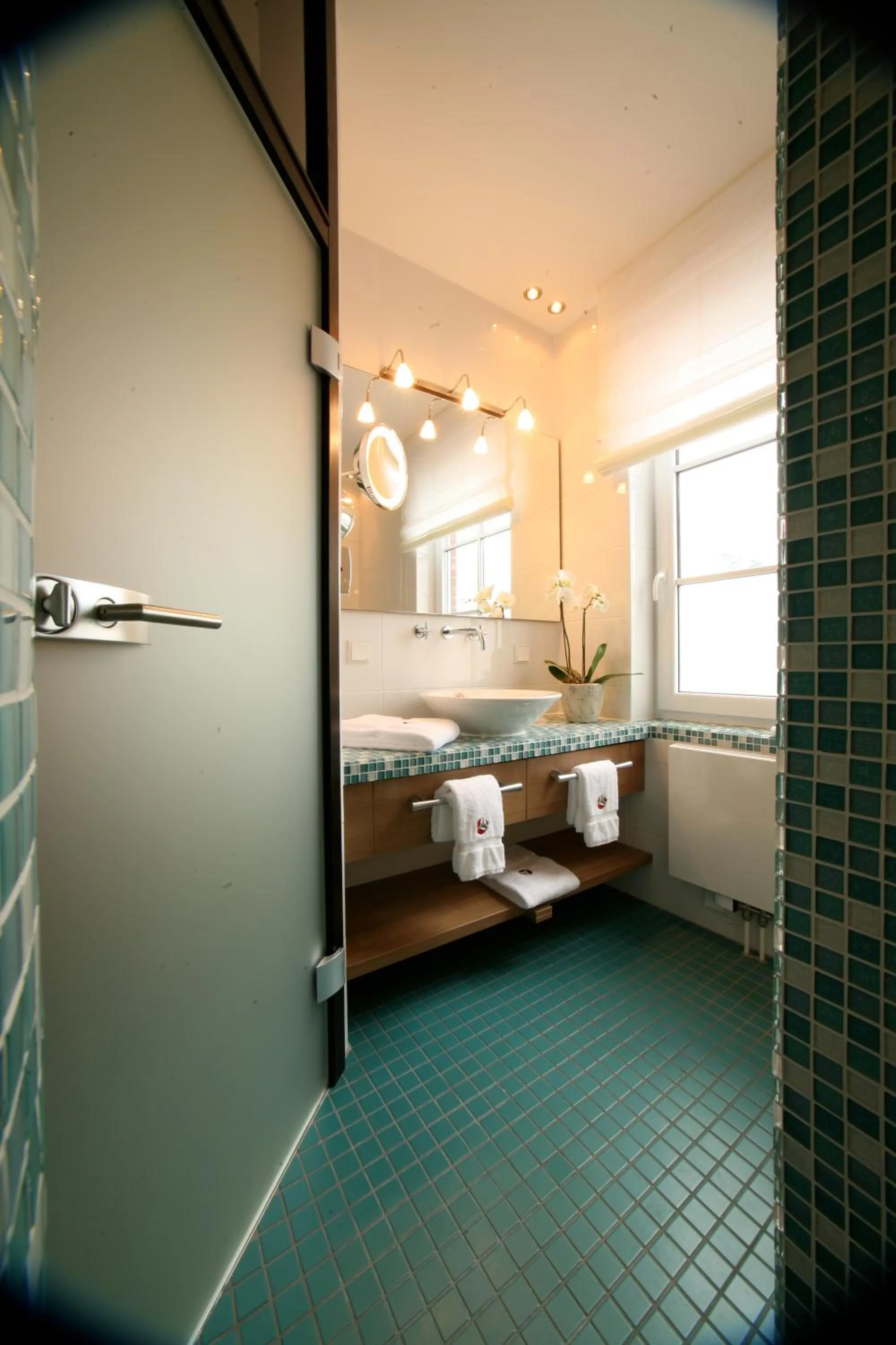 Bathroom, Bed in Strand-Hotel Seenelke