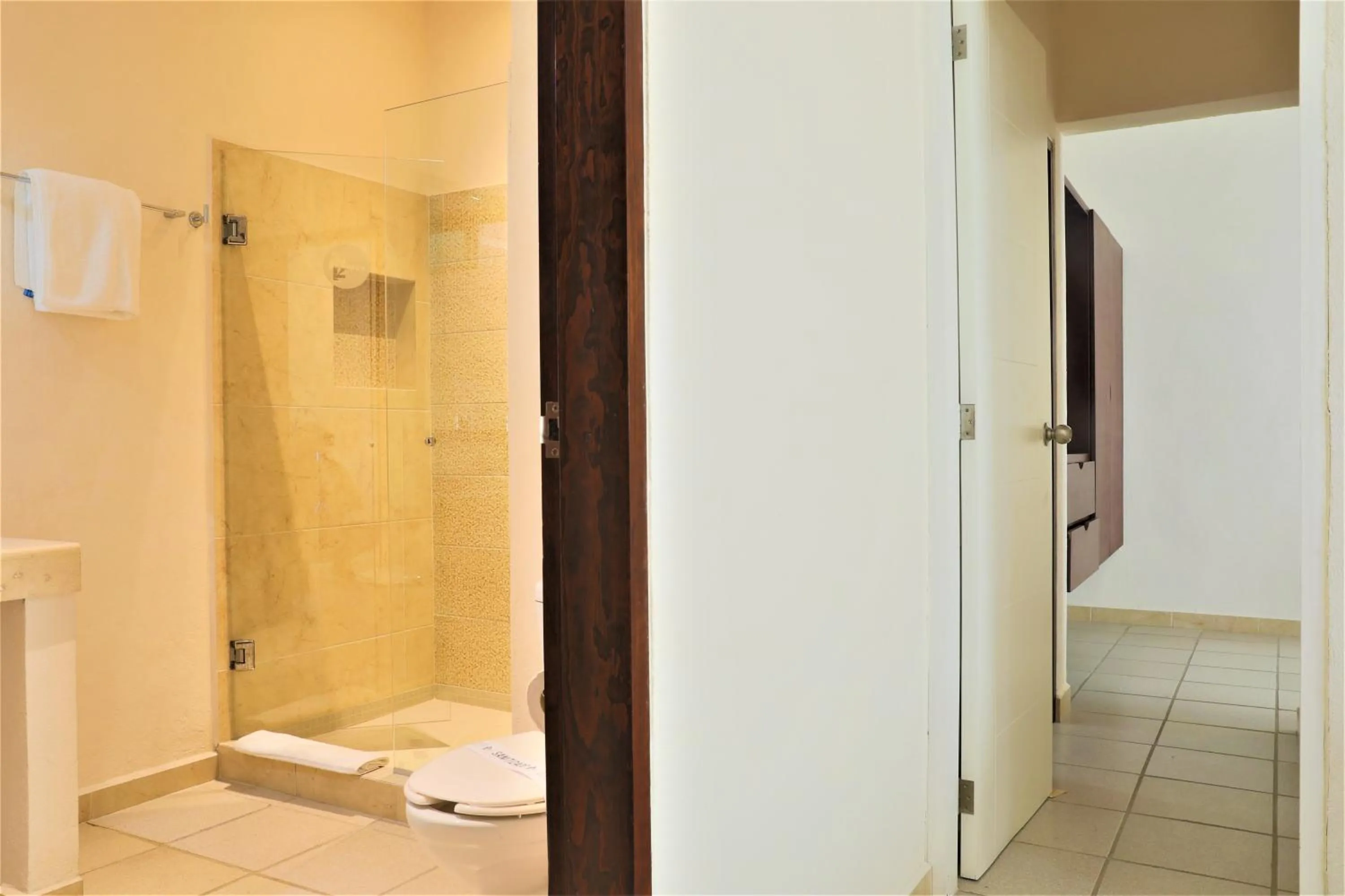 Toilet in Hotel 12 BEES by Kavia